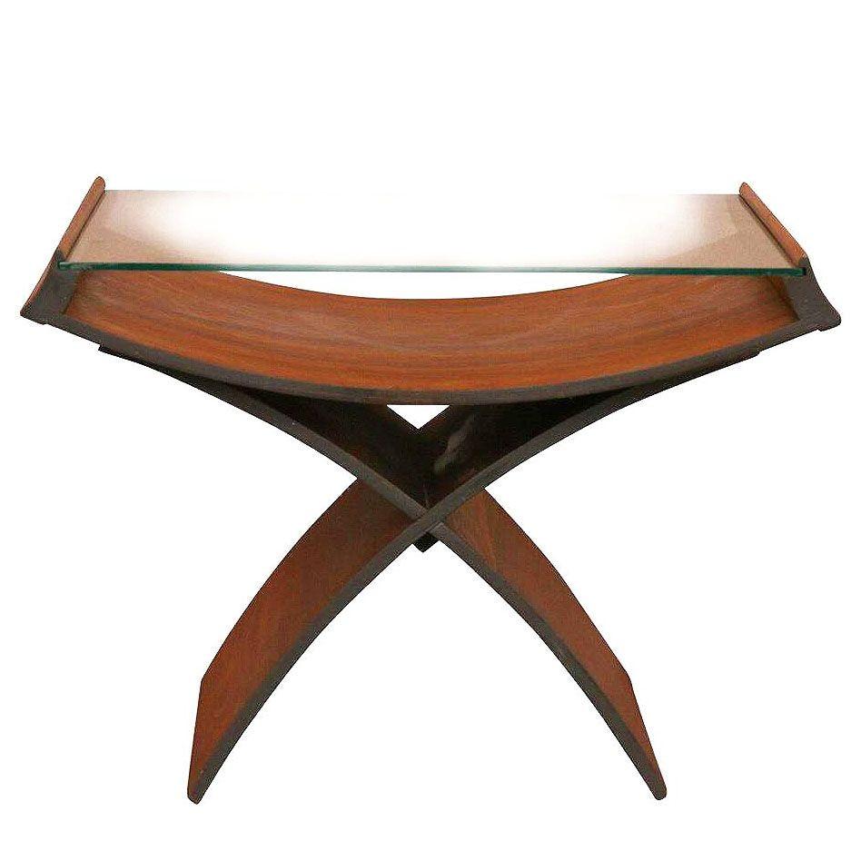 Inspirés par la percée de la chaise LCD conçue par les Eames pour Herman Miller, de nombreux designers et boutiques ont commencé à expérimenter des meubles fabriqués à partir de contreplaqué moulé. Cette table d'appoint en contreplaqué moulé est un