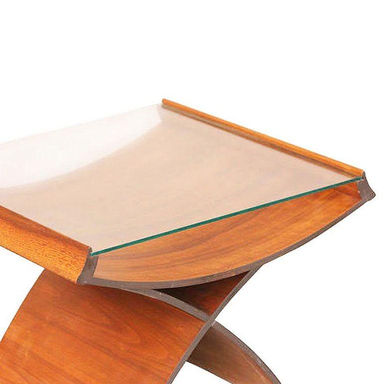 Américain Table d'appoint en contreplaqué moulé sculpturale du milieu du siècle avec plateau en verre en vente