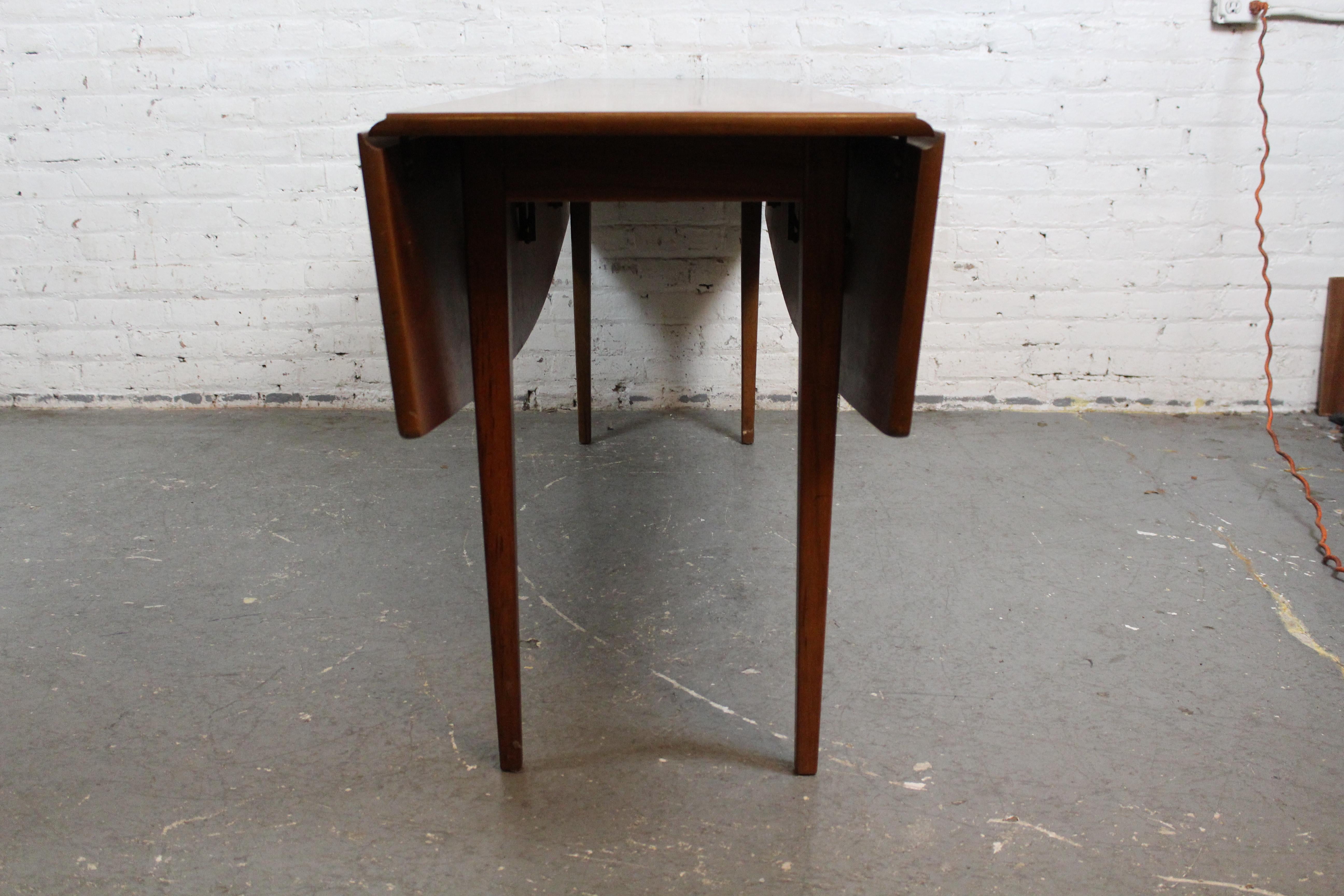 Mid-Century-Tisch „Monaco Walnussholz“ Vintage mit klappbaren Blättern im Angebot 4