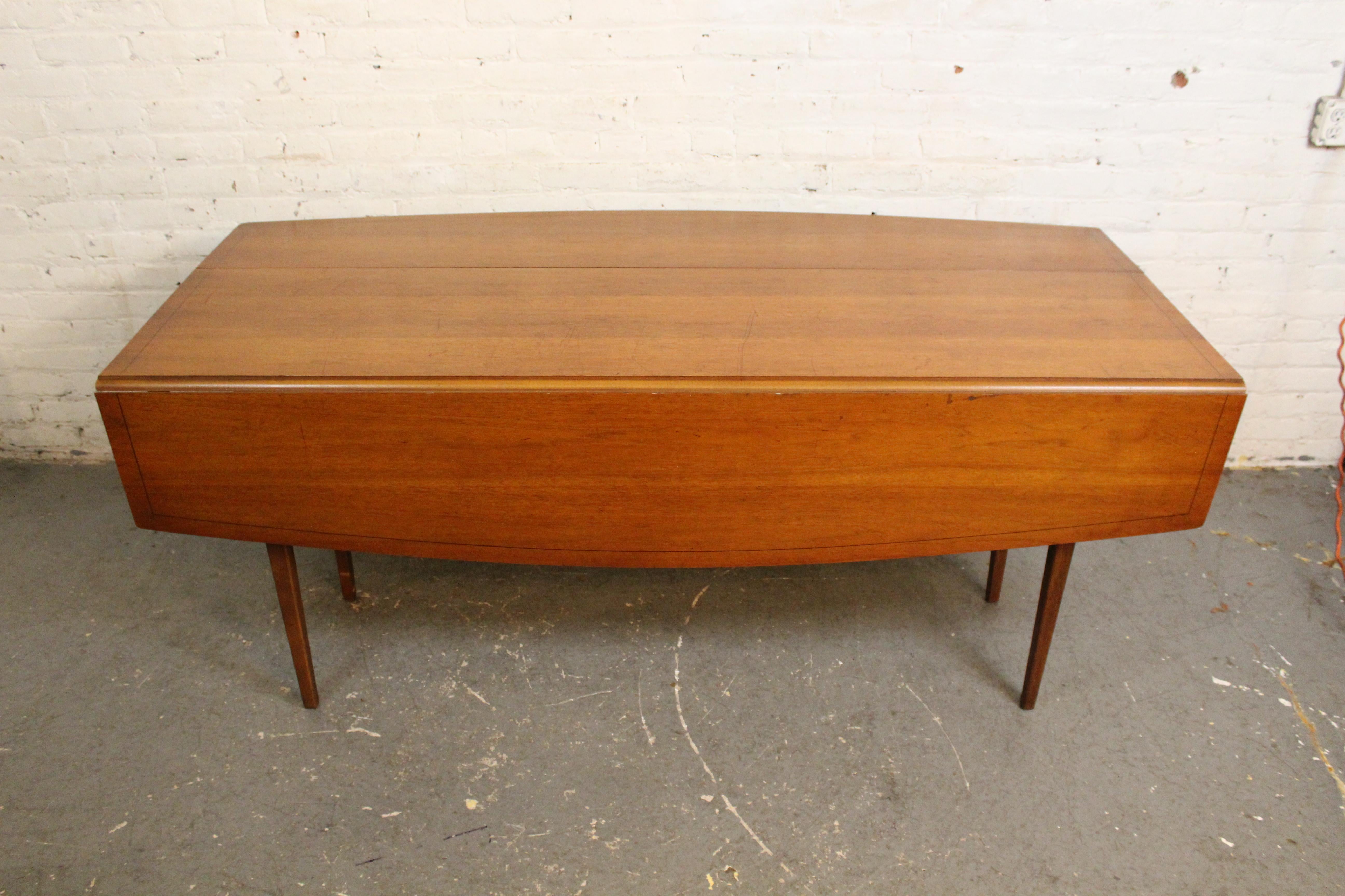 Holen Sie sich die außergewöhnliche Vielseitigkeit amerikanischer Mid-Century-Modern-Möbel mit diesem schönen Klapptisch nach Hause. Mit einer kompakten Grundfläche von 72 x 19 Zoll lässt sich der Tisch mit versteckten Metallscharnieren leicht von