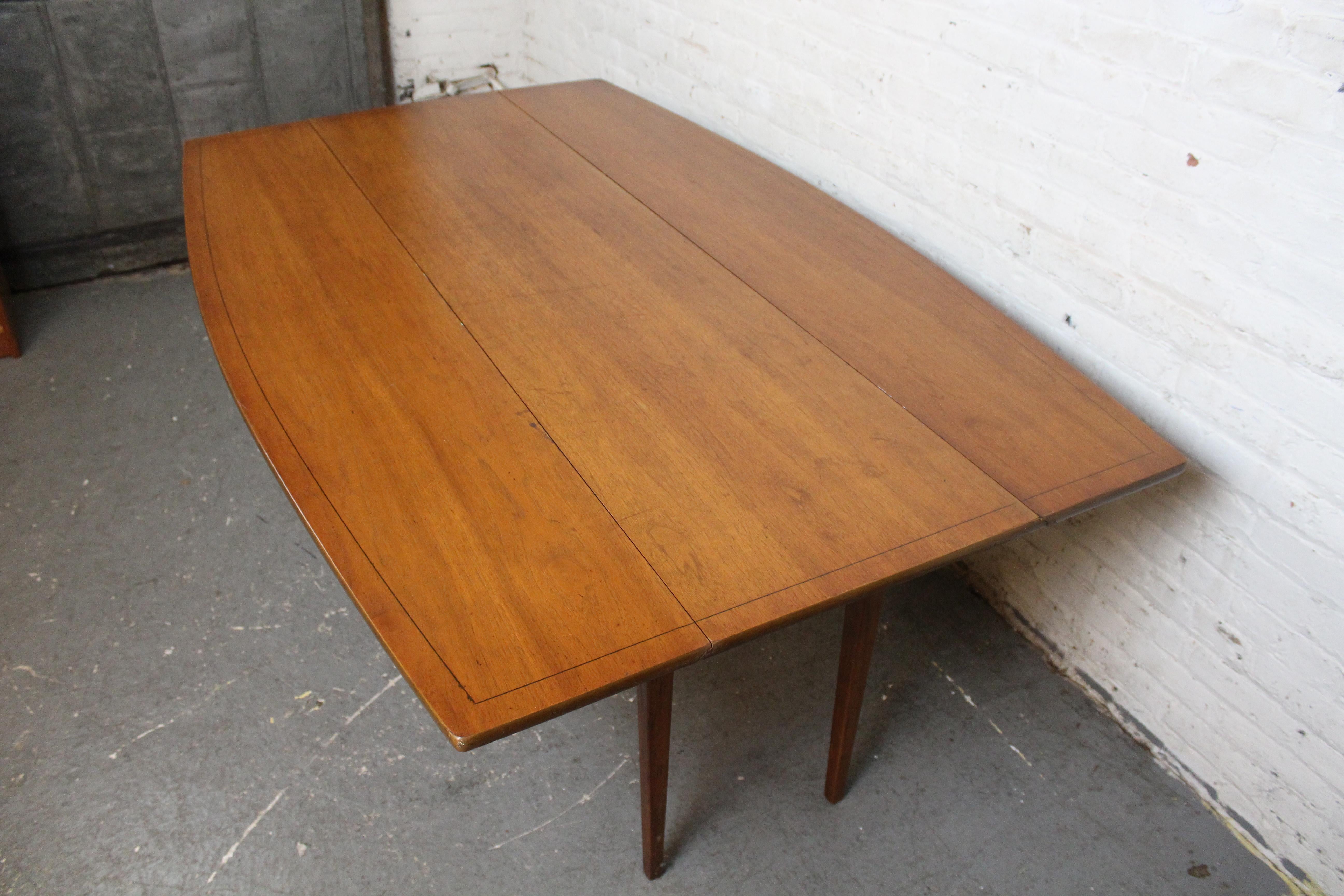 Mid-Century-Tisch „Monaco Walnussholz“ Vintage mit klappbaren Blättern (amerikanisch) im Angebot