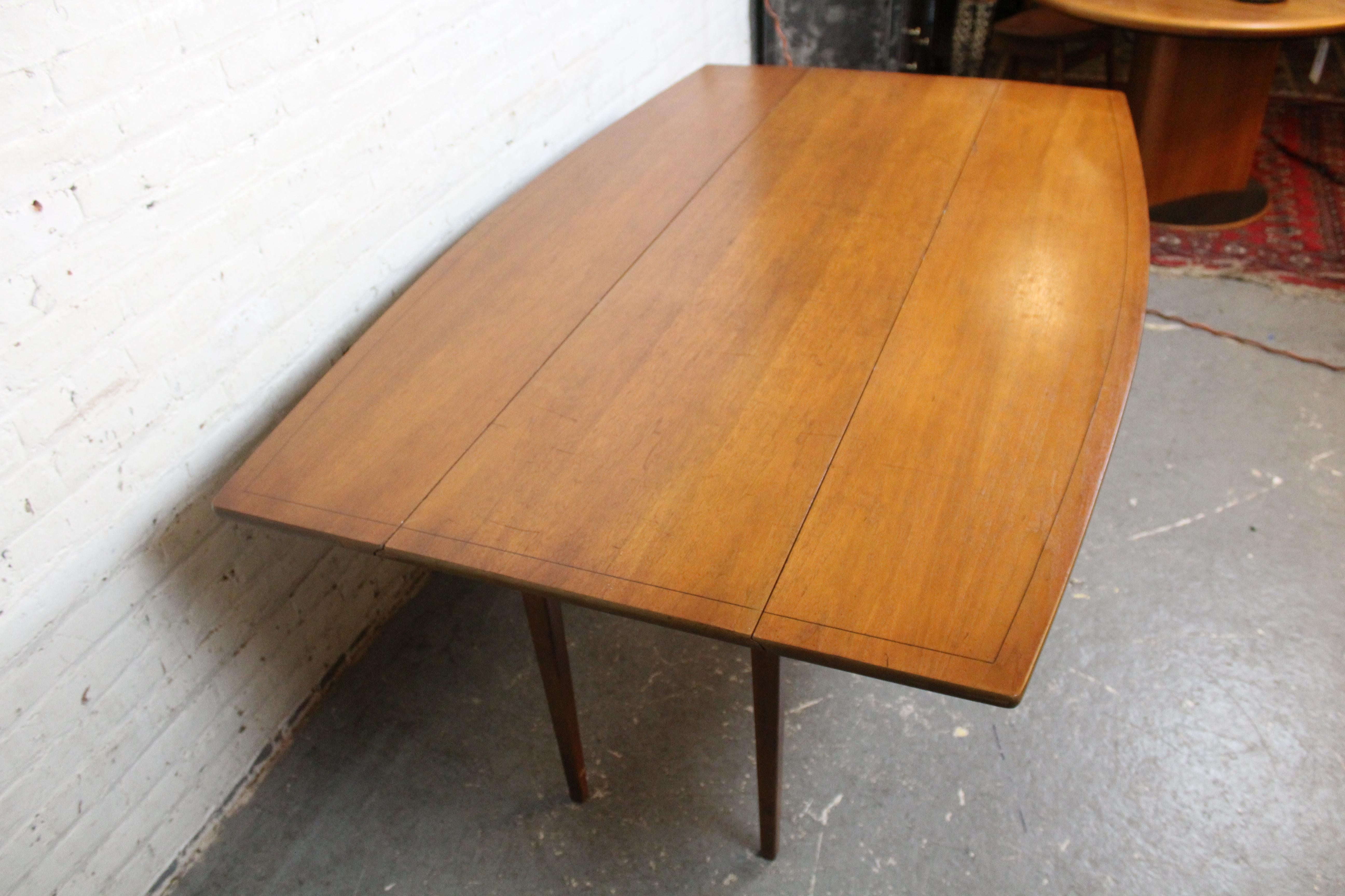 Mid-Century-Tisch „Monaco Walnussholz“ Vintage mit klappbaren Blättern (Furnier) im Angebot