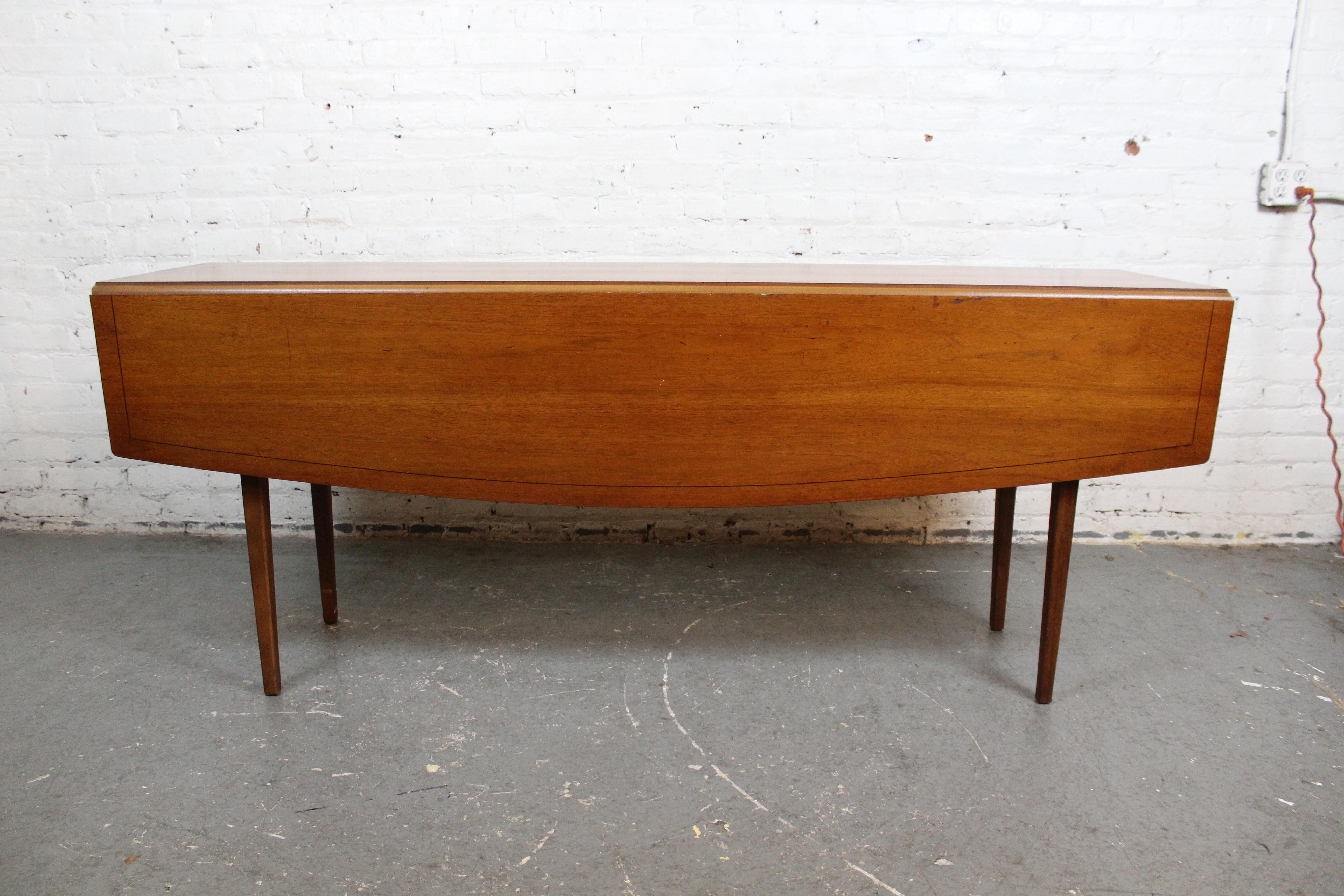 Mid-Century-Tisch „Monaco Walnussholz“ Vintage mit klappbaren Blättern im Zustand „Gut“ im Angebot in Brooklyn, NY