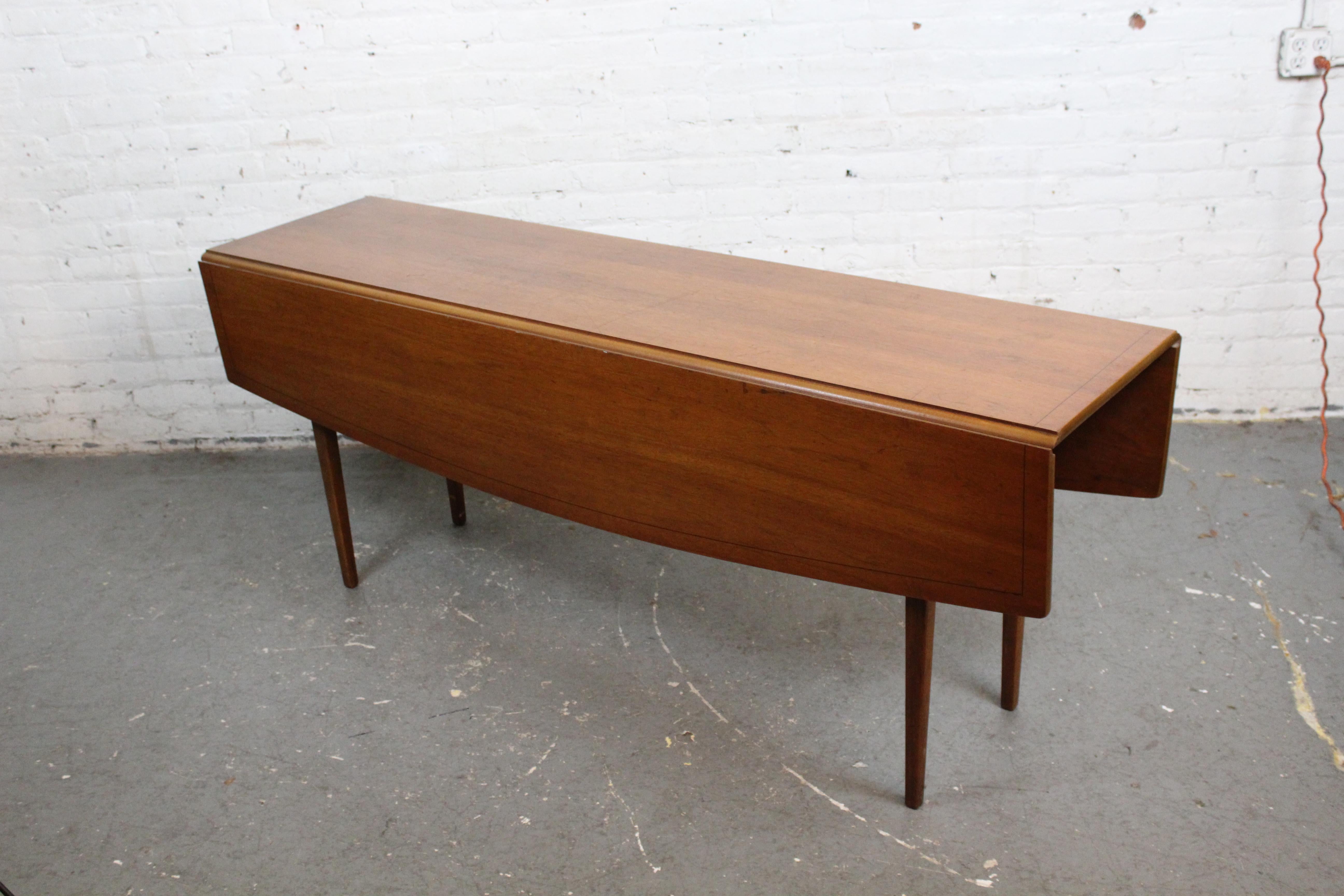 Mid-Century-Tisch „Monaco Walnussholz“ Vintage mit klappbaren Blättern (20. Jahrhundert) im Angebot