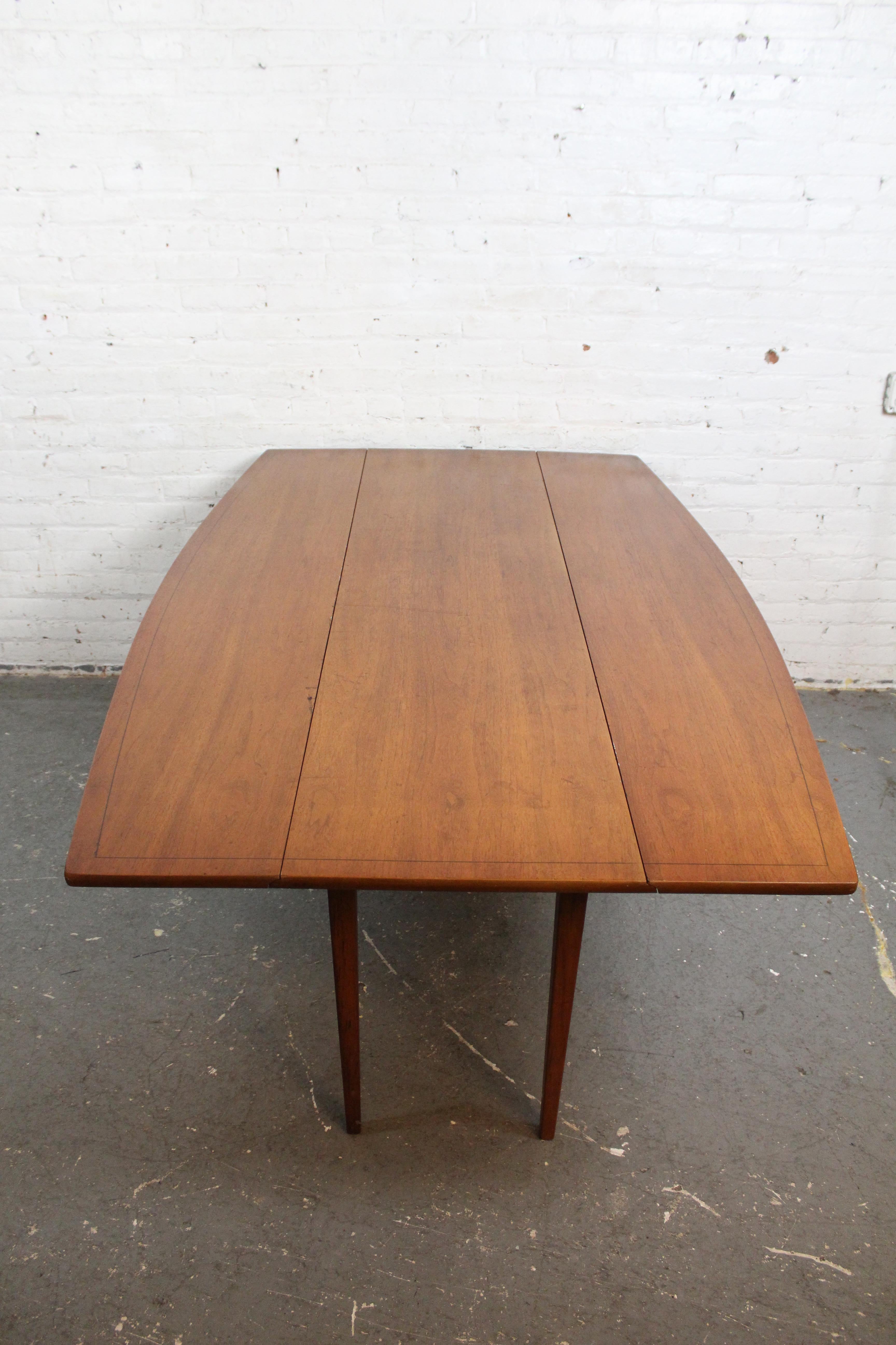 Mid-Century-Tisch „Monaco Walnussholz“ Vintage mit klappbaren Blättern (Metall) im Angebot
