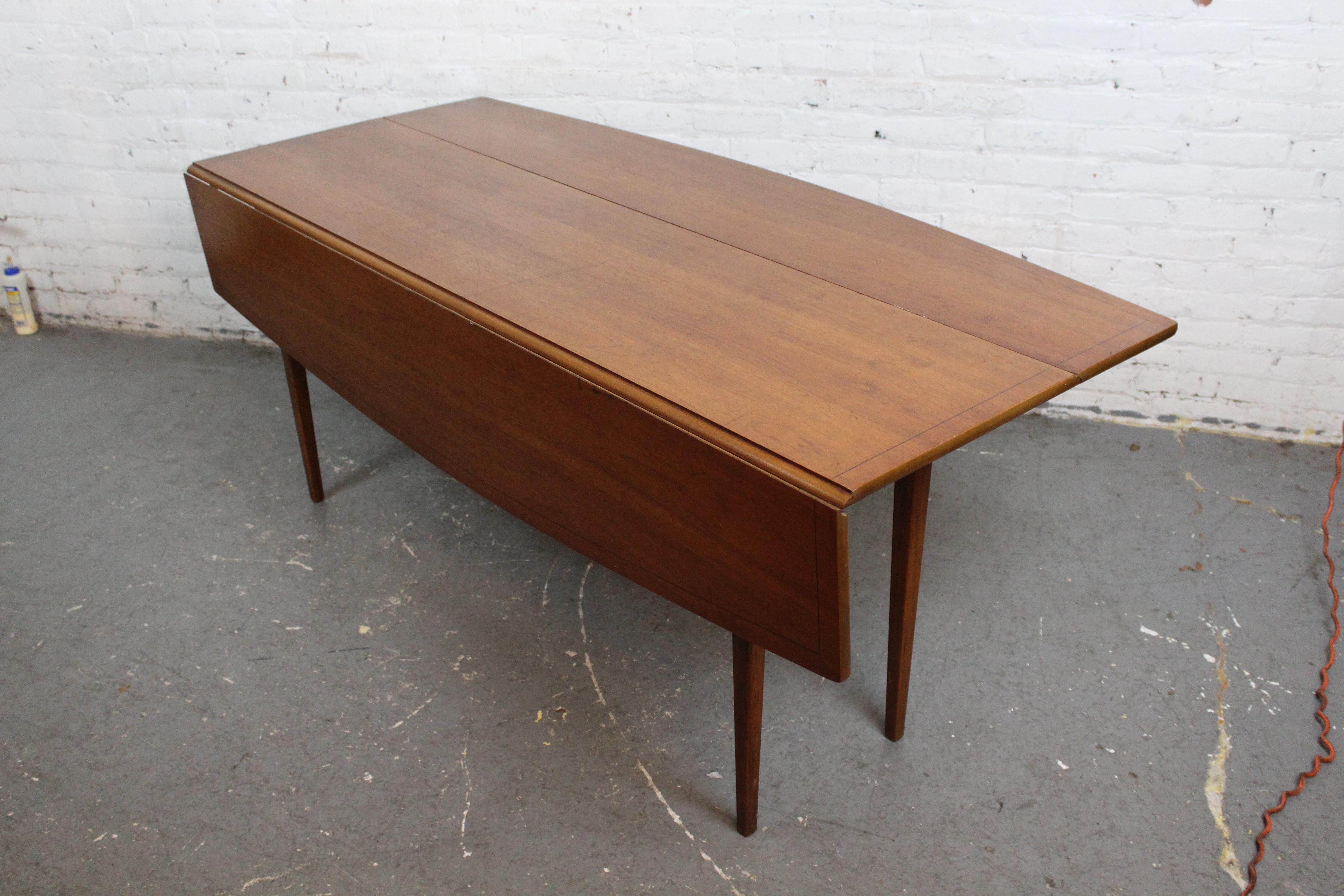 Mid-Century-Tisch „Monaco Walnussholz“ Vintage mit klappbaren Blättern im Angebot 1