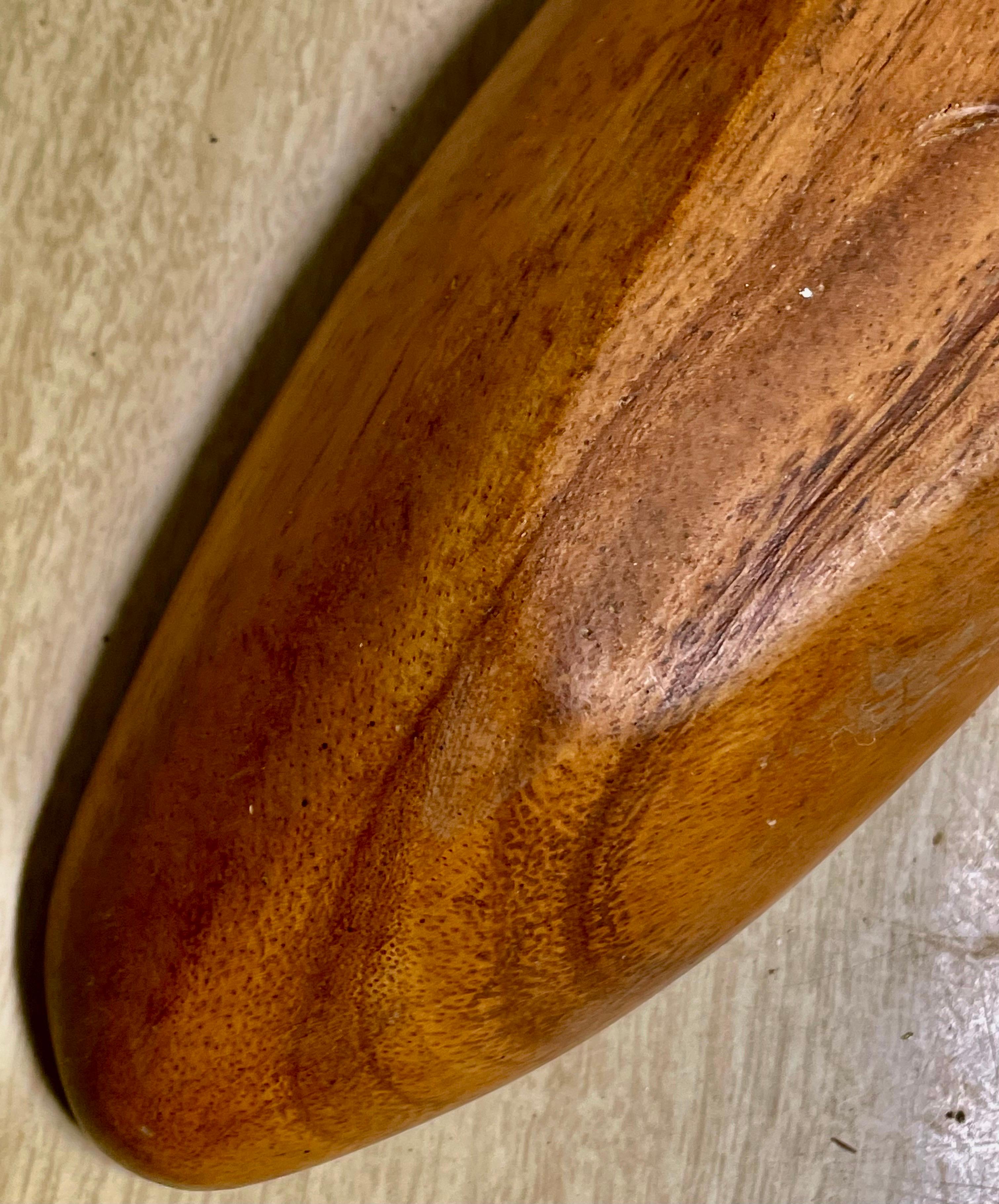 Este cuenco largo y delgado de diseño de mediados de siglo tiene unas fantásticas vetas de madera natural y una maravillosa forma de canoa alargada. Mide 22,25 pulgadas de largo, 3,75 pulgadas de ancho y 2 pulgadas de alto, y lleva la inscripción