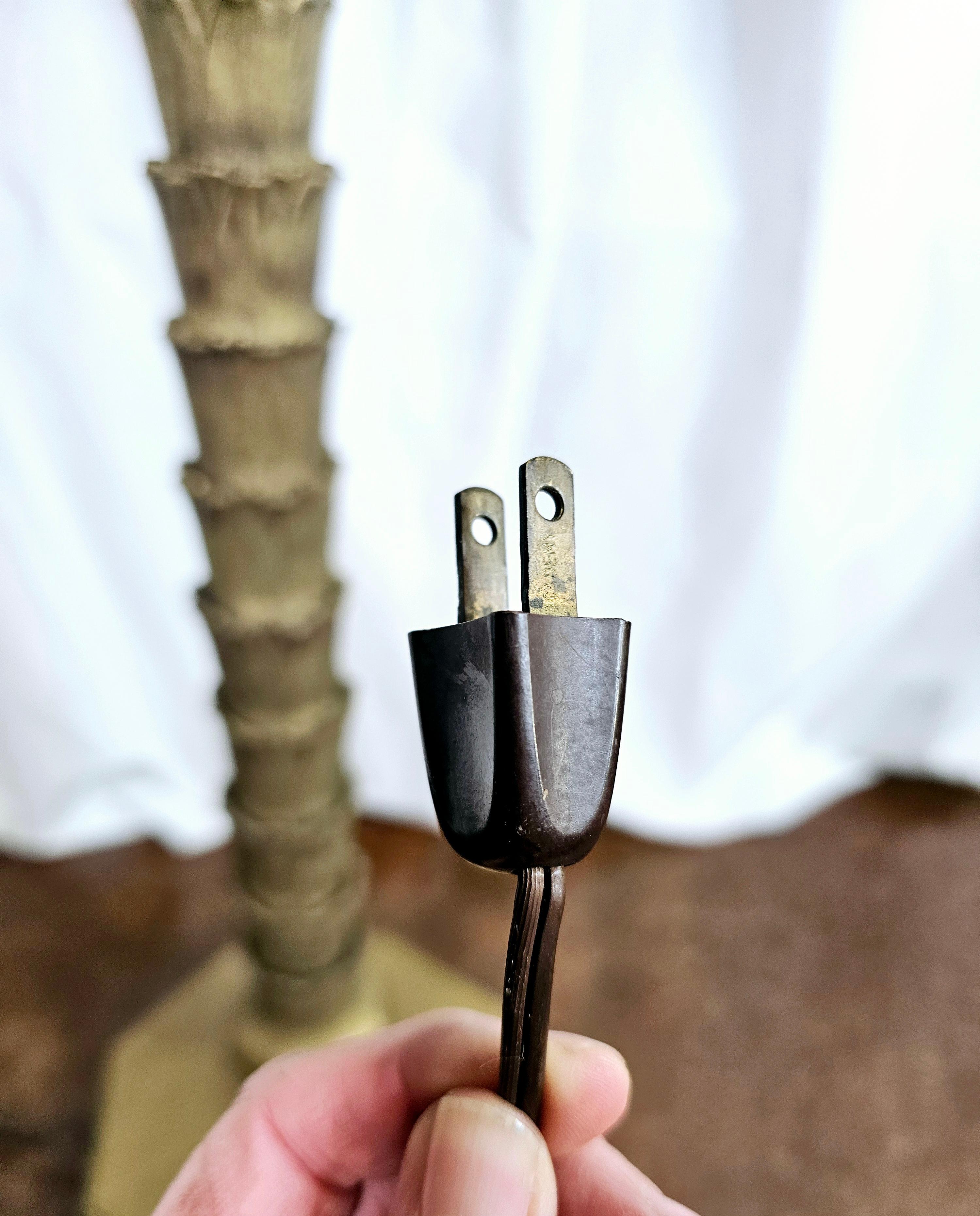 Lampe de table monumentale en laiton avec palmier du milieu du siècle par Chapman en vente 6