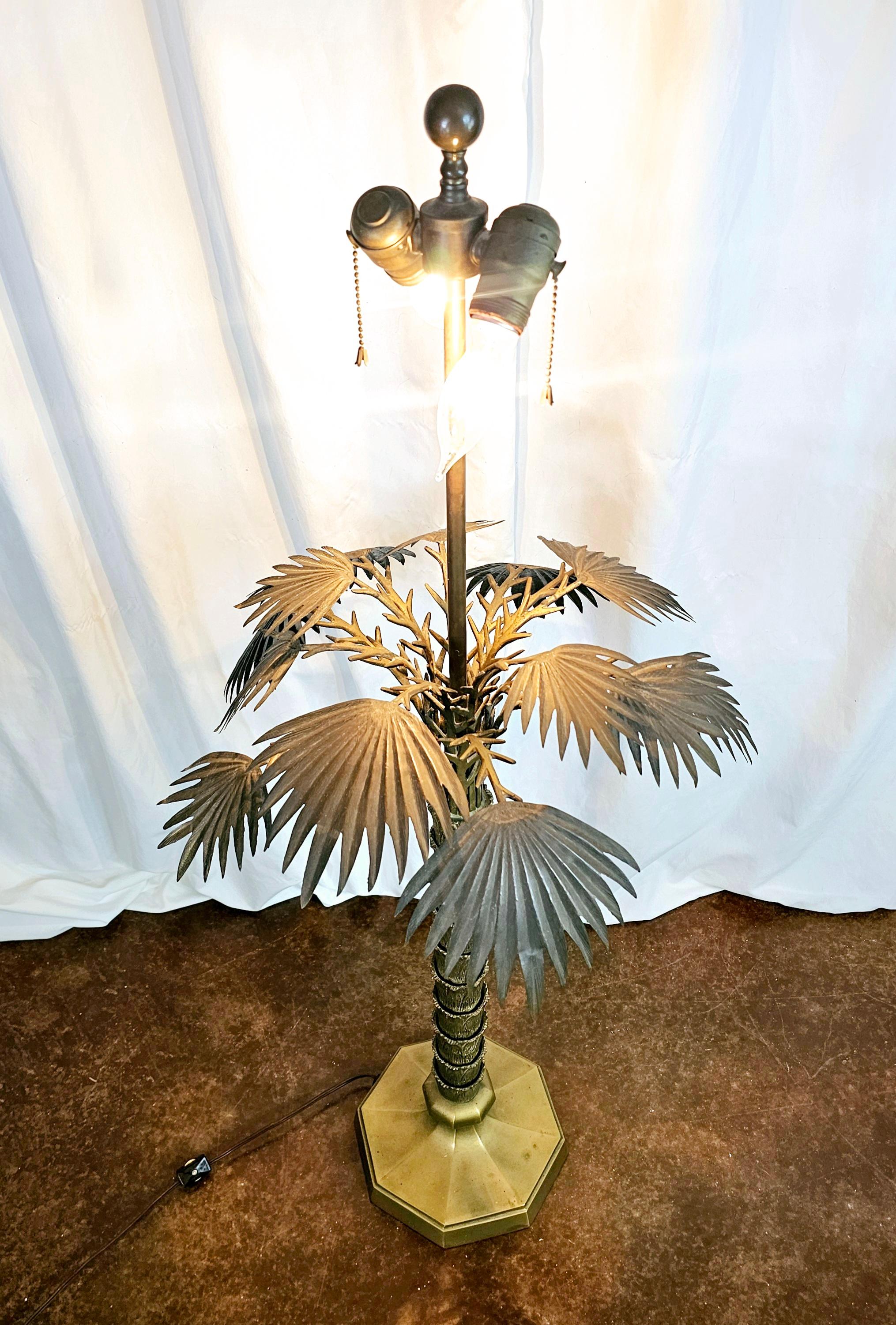 Monumentale Palmen-Tischlampe aus Messing von Chapman aus der Mitte des Jahrhunderts  (20. Jahrhundert) im Angebot