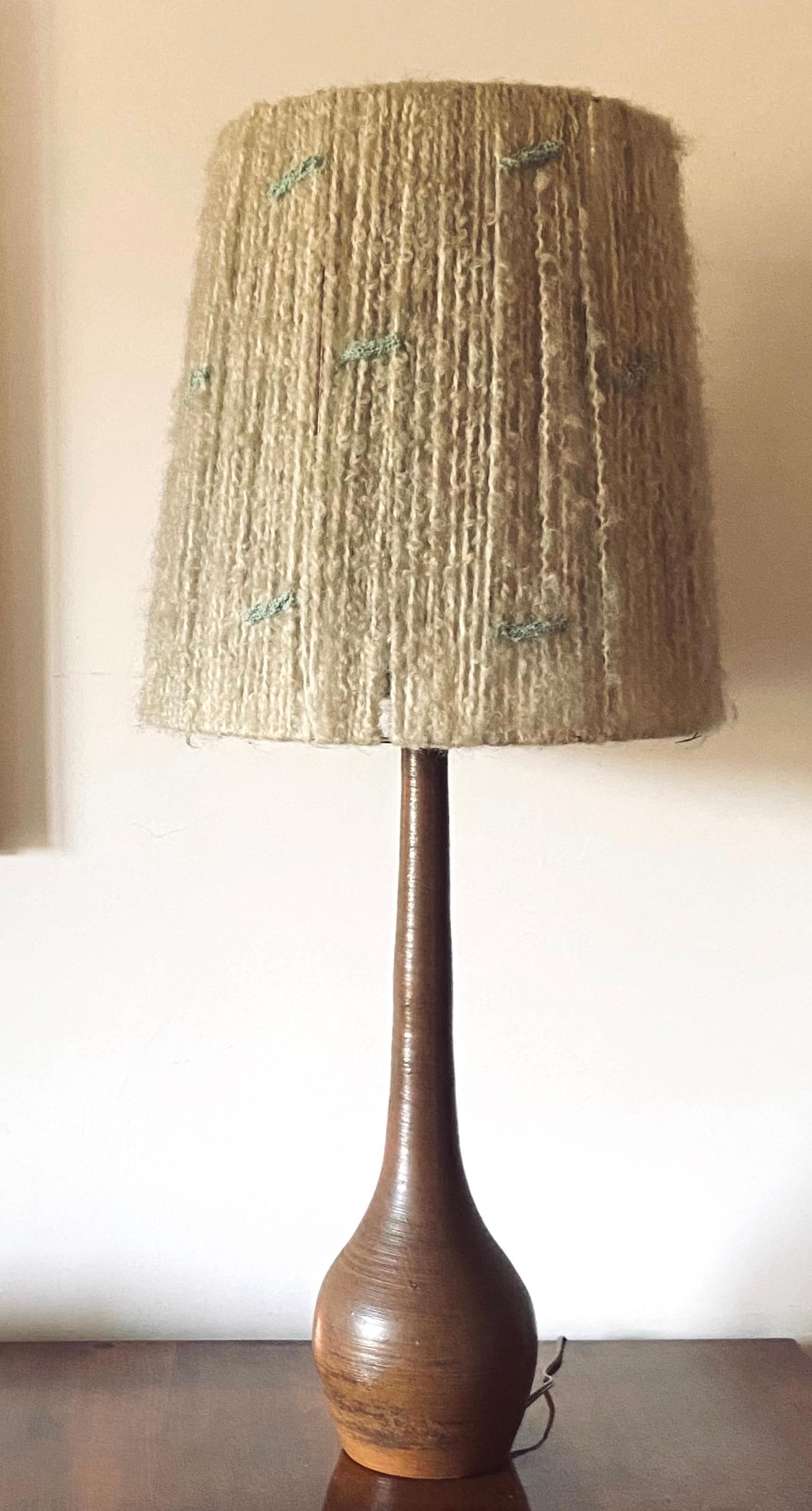 Monumentale glasierte Terrakotta-Tischlampe aus der Mitte des Jahrhunderts, Frankreich 1950er Jahre (Französisch) im Angebot