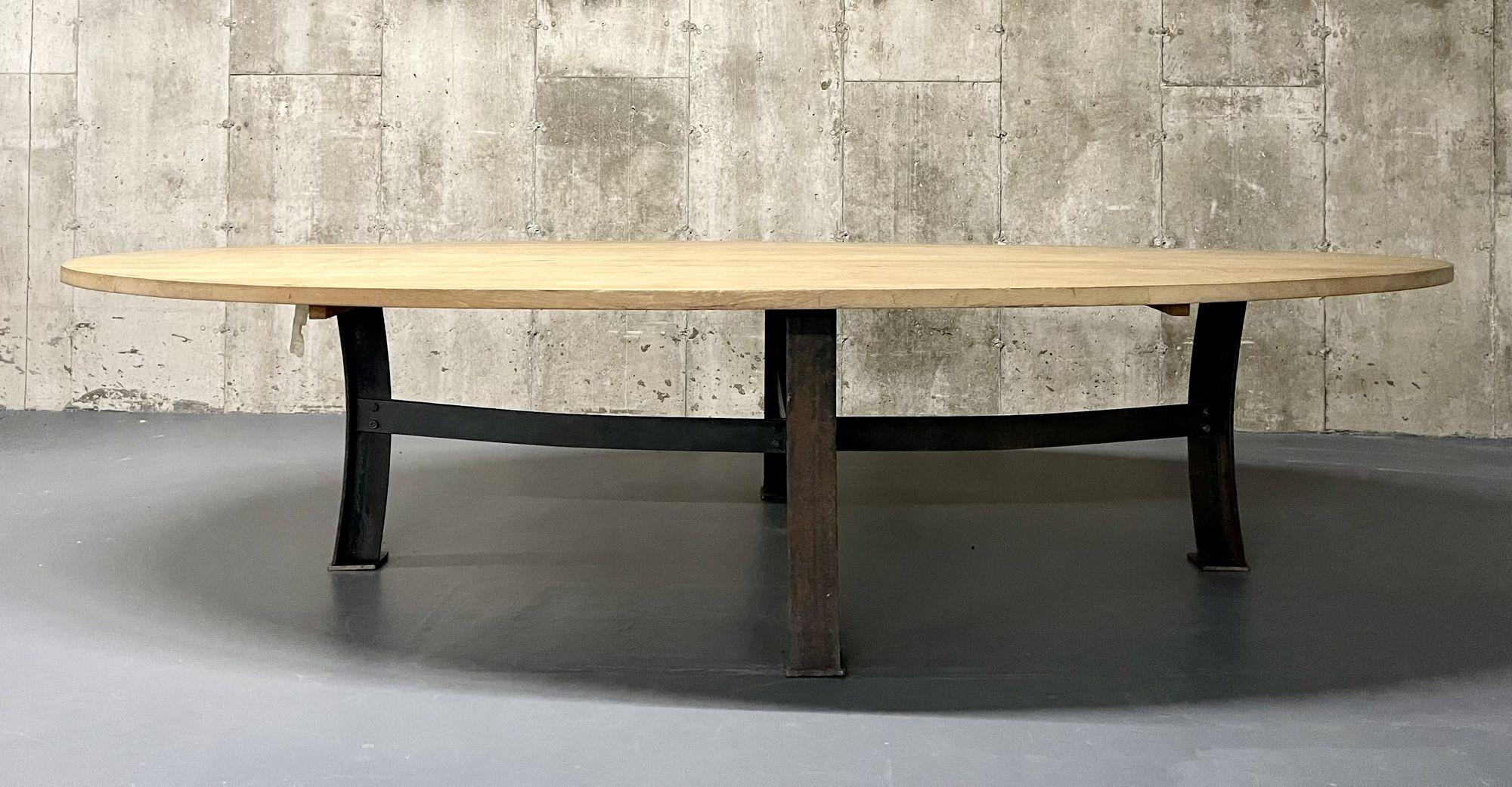 Table de conférence et de salle à manger industrielle monumentale du milieu du siècle, en chêne et en acier, américaine. en vente 1