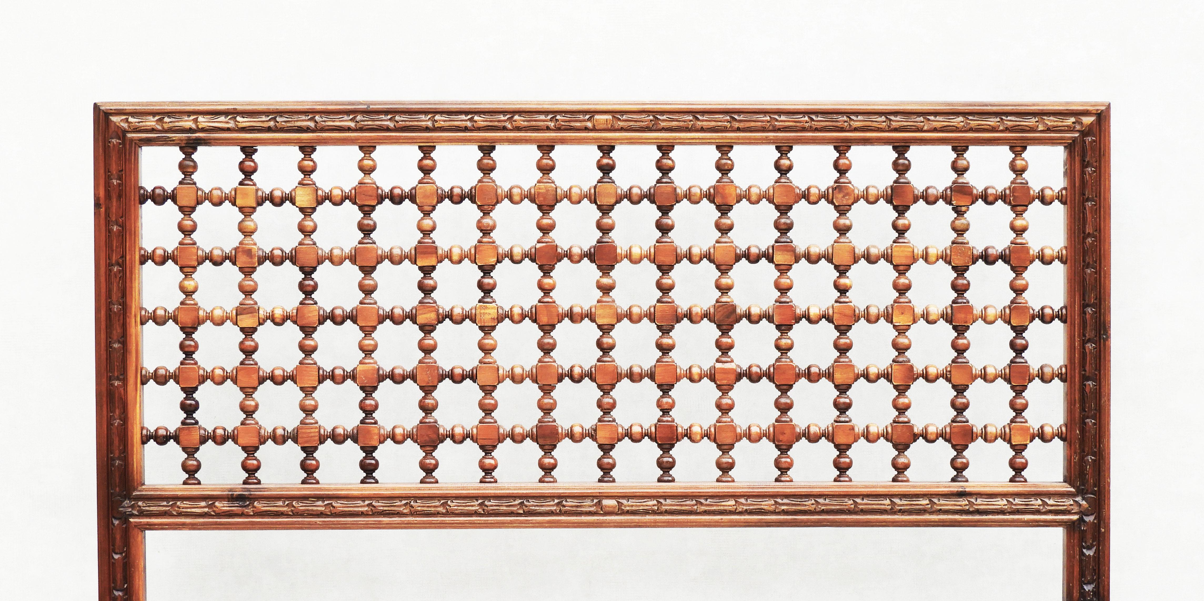 Mid Century Moorish Bobbin Wood Bed c1950s Spain US Queen/UK King In Good Condition In Trensacq, FR