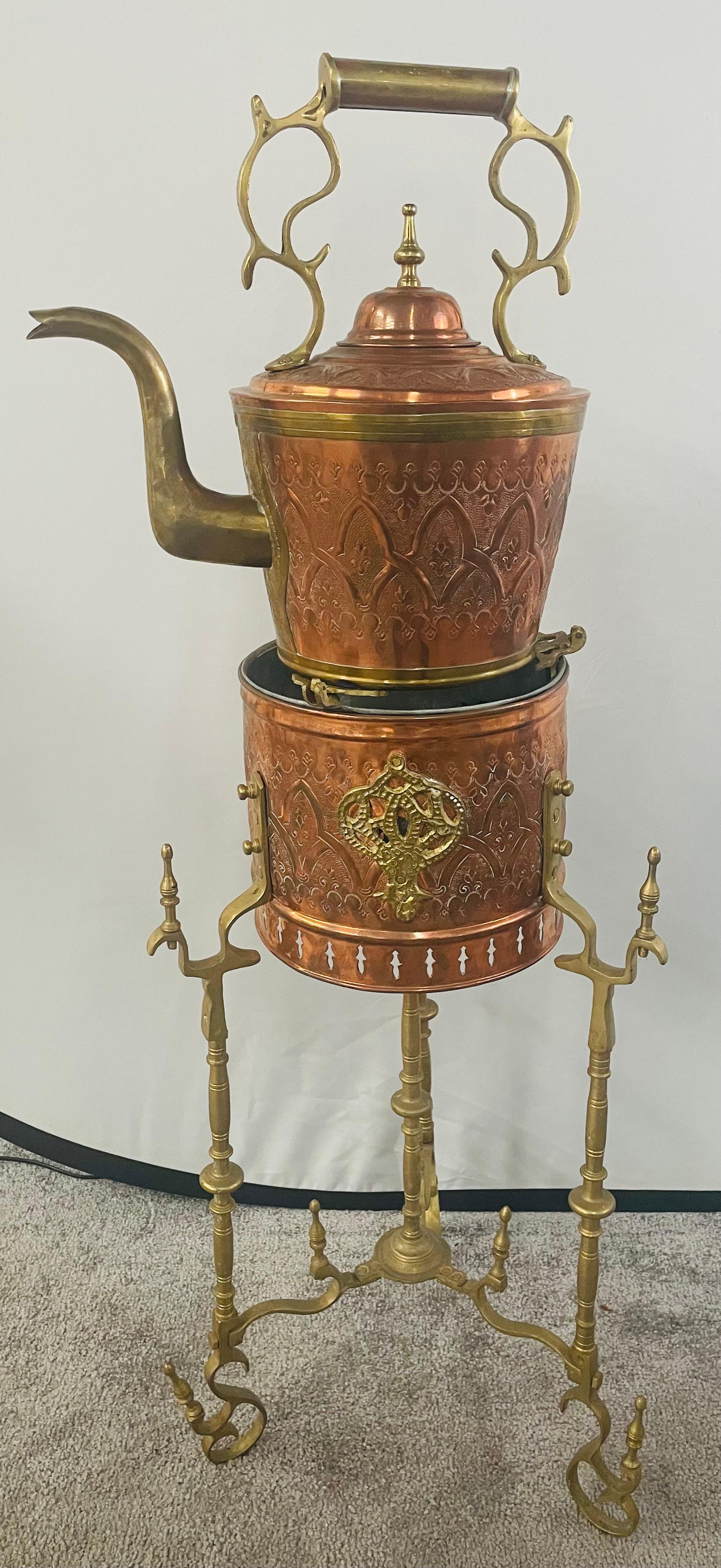 Moorish Messing und Kupfer Teekanne auf Kessel Mitte des Jahrhunderts im Zustand „Gut“ im Angebot in Plainview, NY