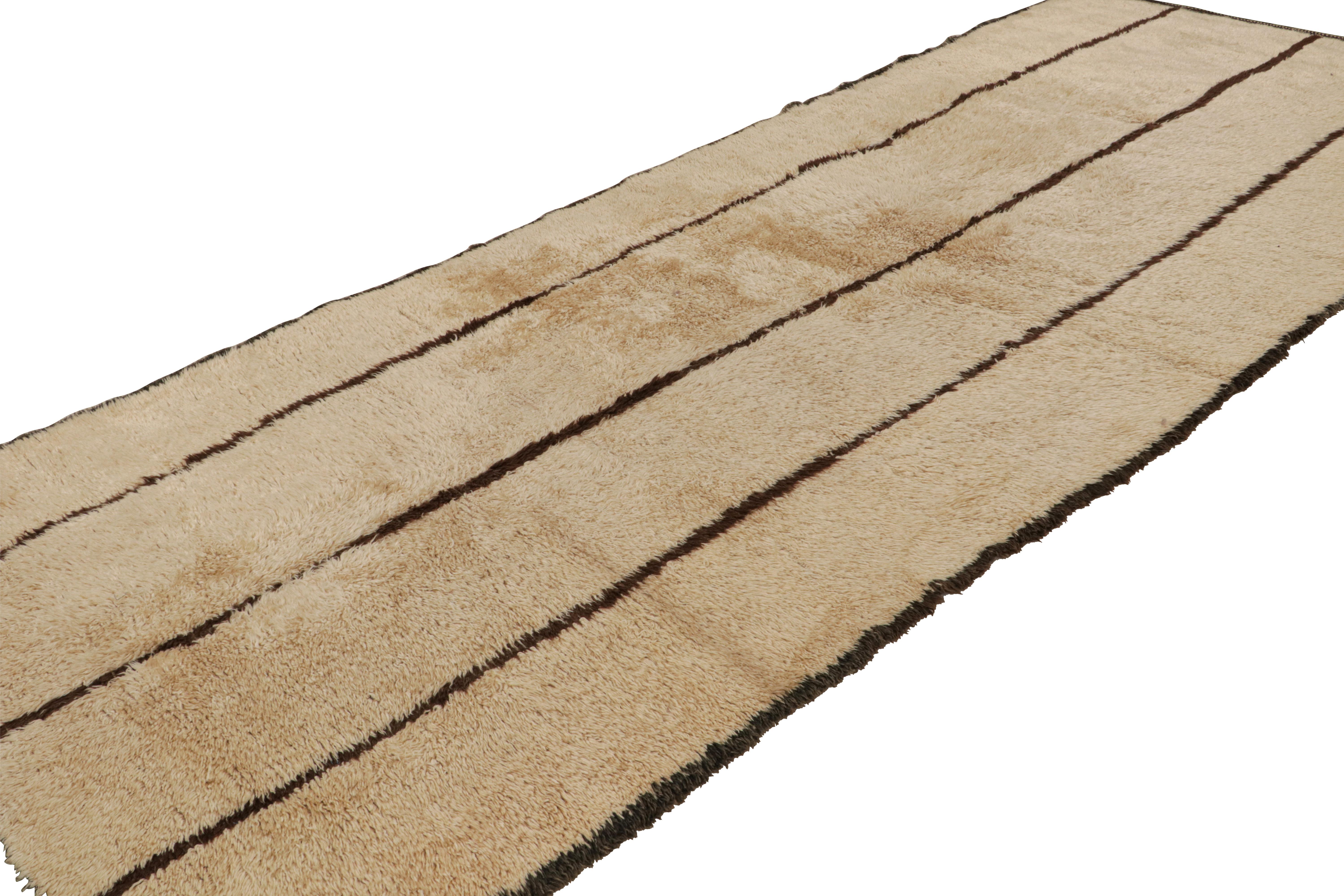 Questo tappeto marocchino di metà secolo di Rug & Kilim è caratterizzato da un design a campo libero con uno stile geometrico moderno. Proveniente dal Marocco tra il 1950 e il 1960, l'ampia lunghezza di 15'11