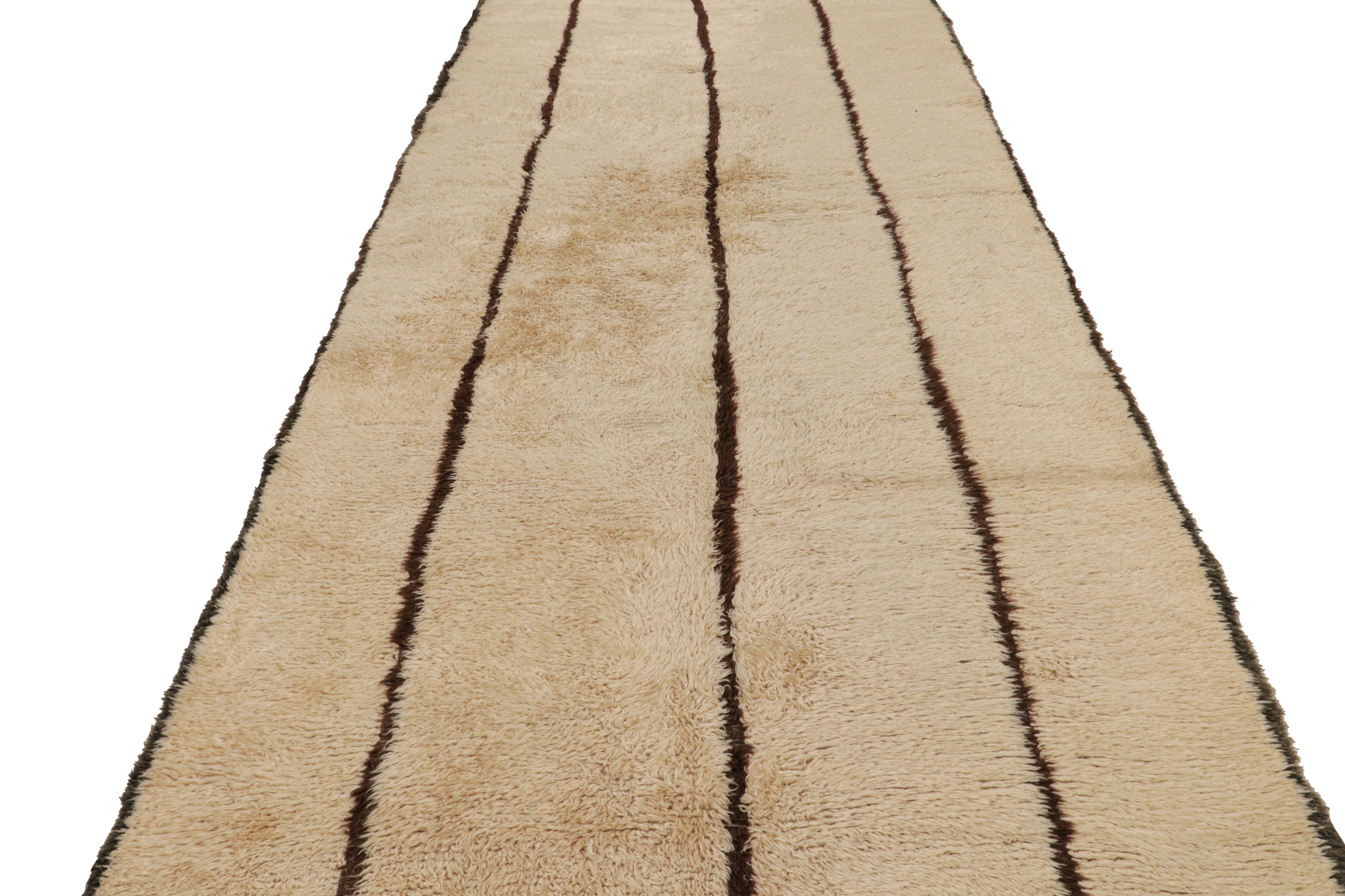 Mid-Century moderno Tappeto marocchino di metà secolo in lana geometrica beige e marrone di Rug & Kilim in vendita