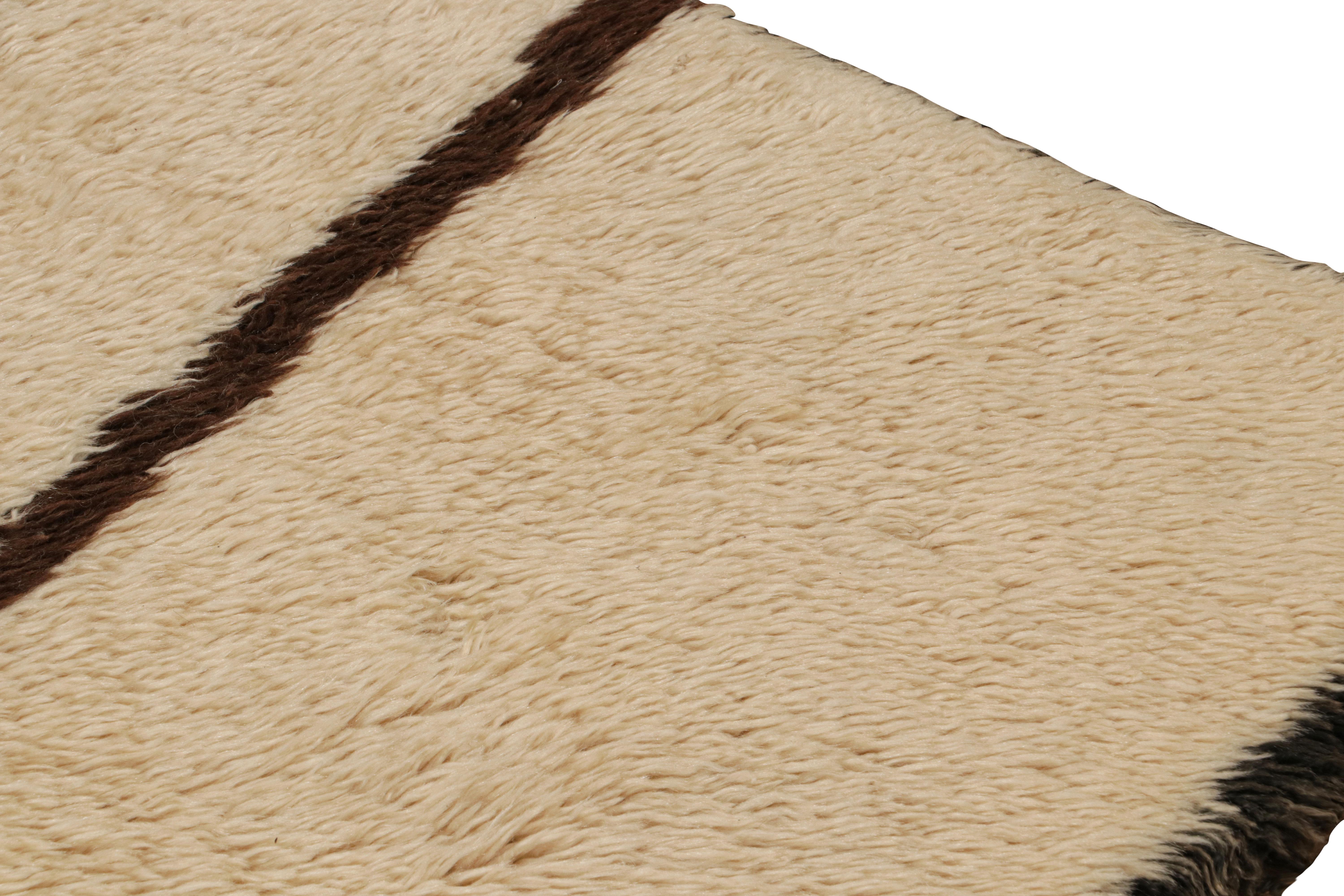Marocchino Tappeto marocchino di metà secolo in lana geometrica beige e marrone di Rug & Kilim in vendita
