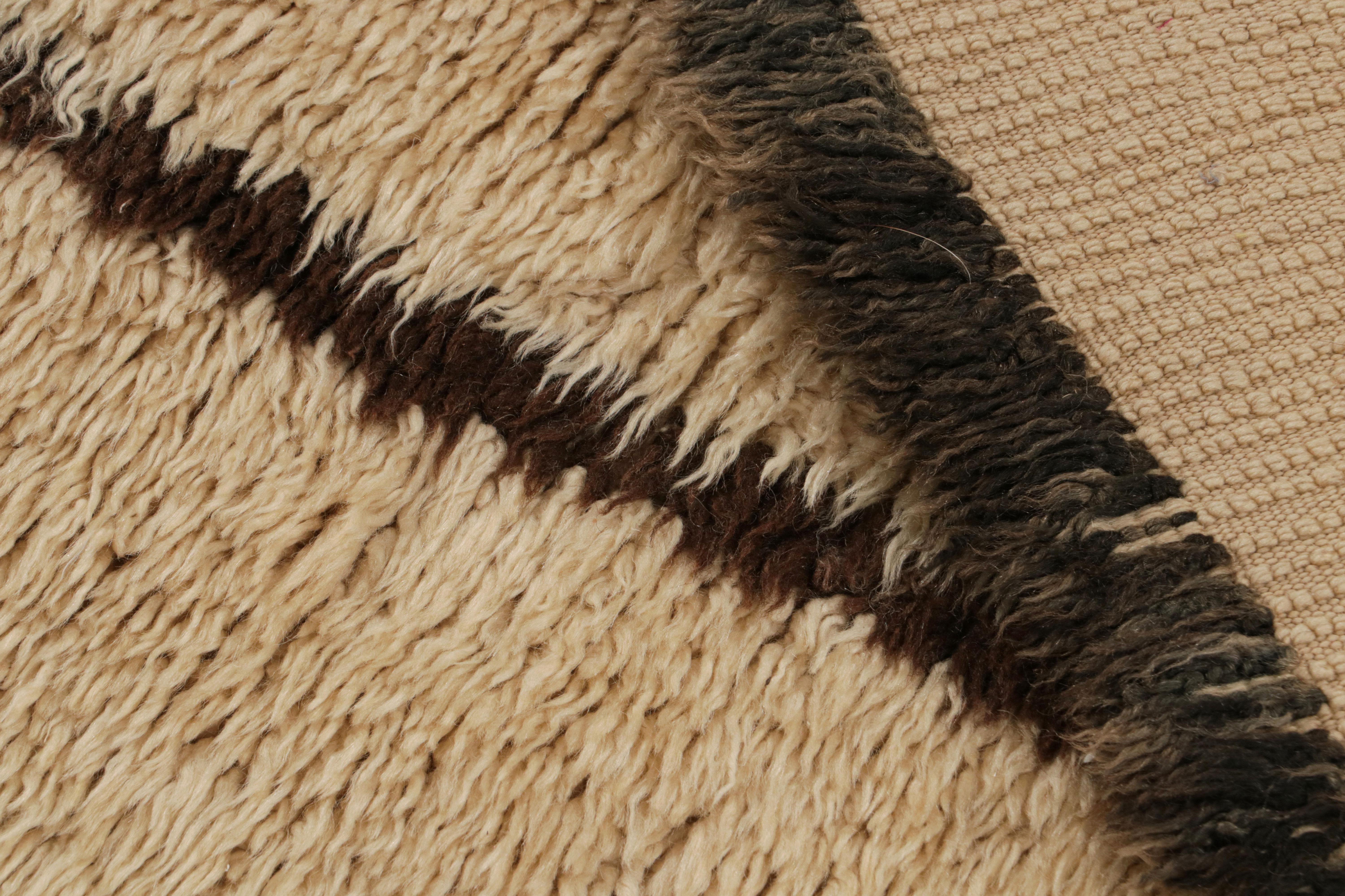 Annodato a mano Tappeto marocchino di metà secolo in lana geometrica beige e marrone di Rug & Kilim in vendita