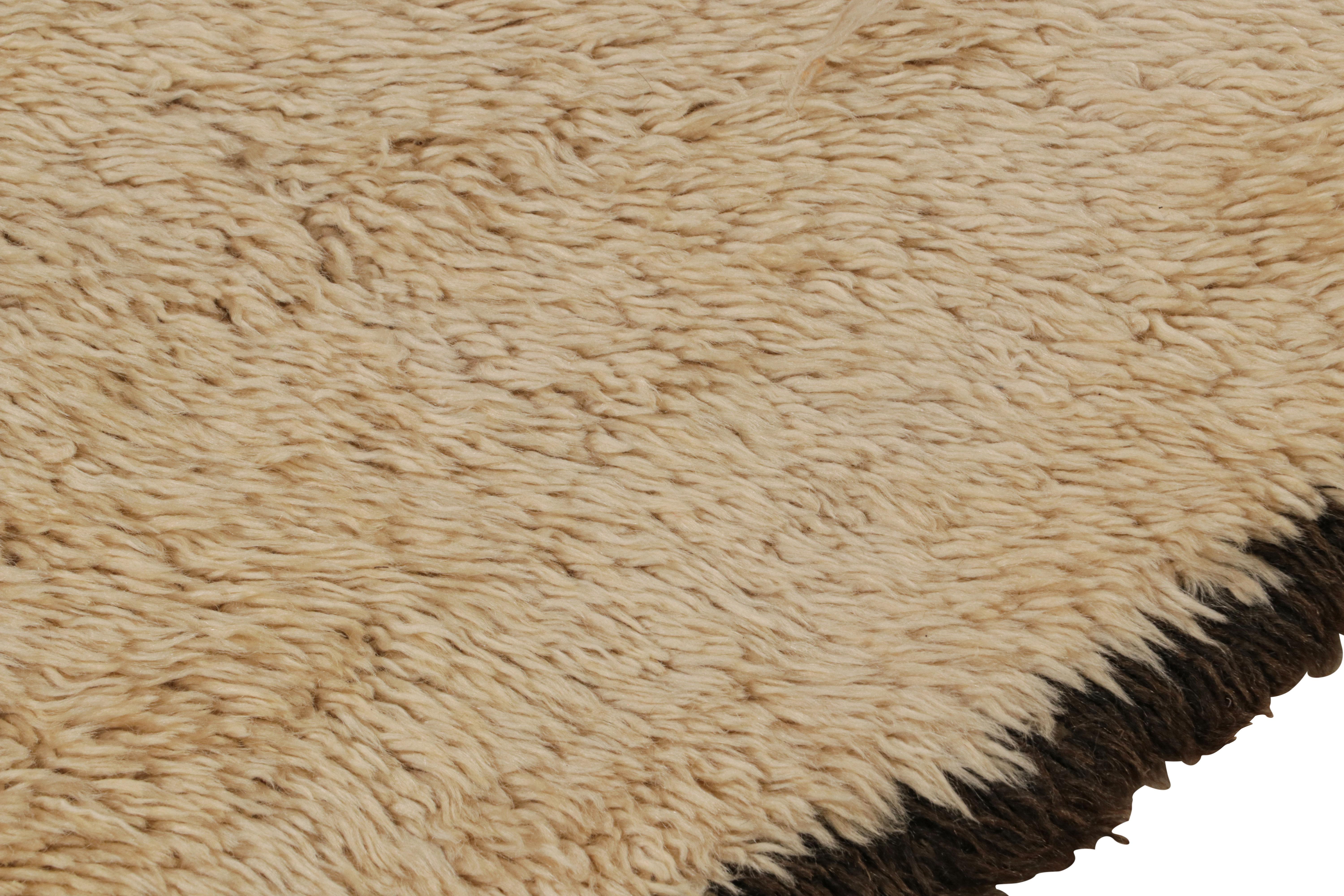 Tappeto marocchino di metà secolo in lana geometrica beige e marrone di Rug & Kilim In condizioni buone in vendita a Long Island City, NY