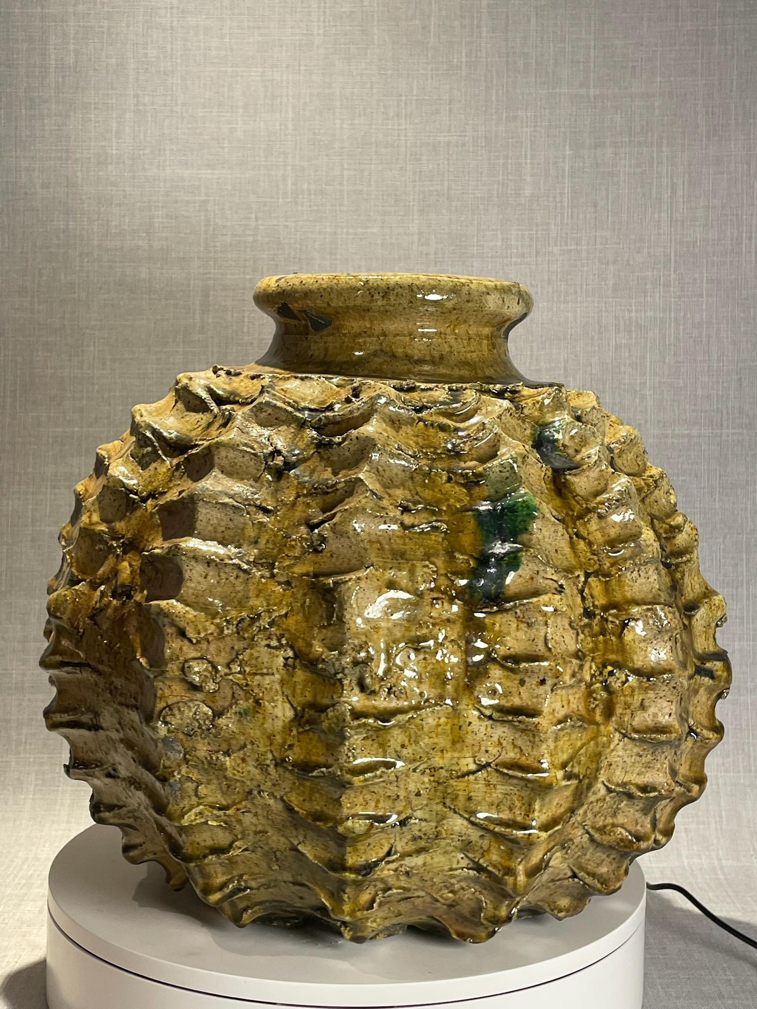 Marokkanische Keramikvase aus der Mitte des Jahrhunderts mit strukturiertem Ocker und dunklen Akzenten im Angebot 4