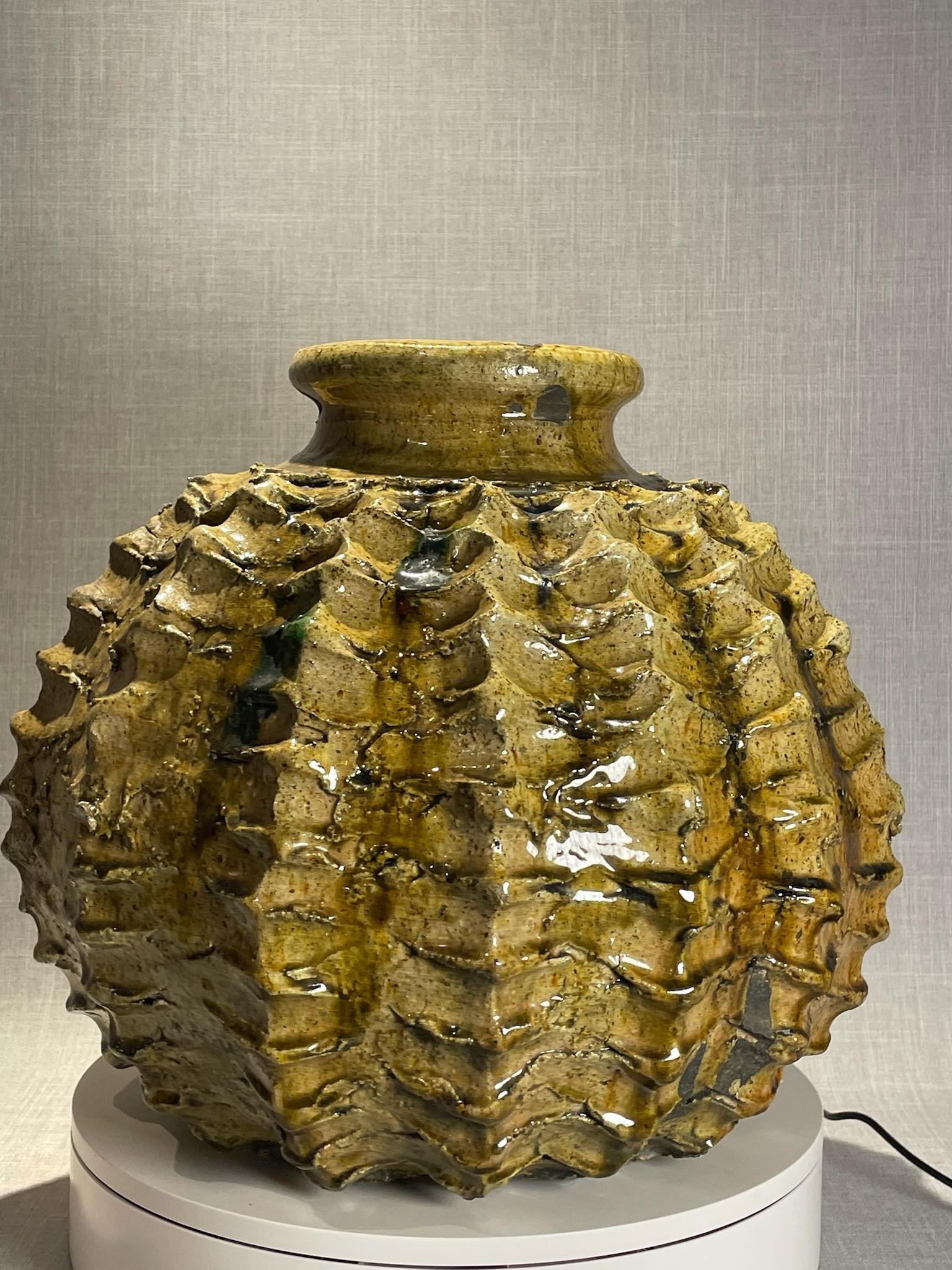 Marokkanische Keramikvase aus der Mitte des Jahrhunderts mit strukturiertem Ocker und dunklen Akzenten im Angebot 5