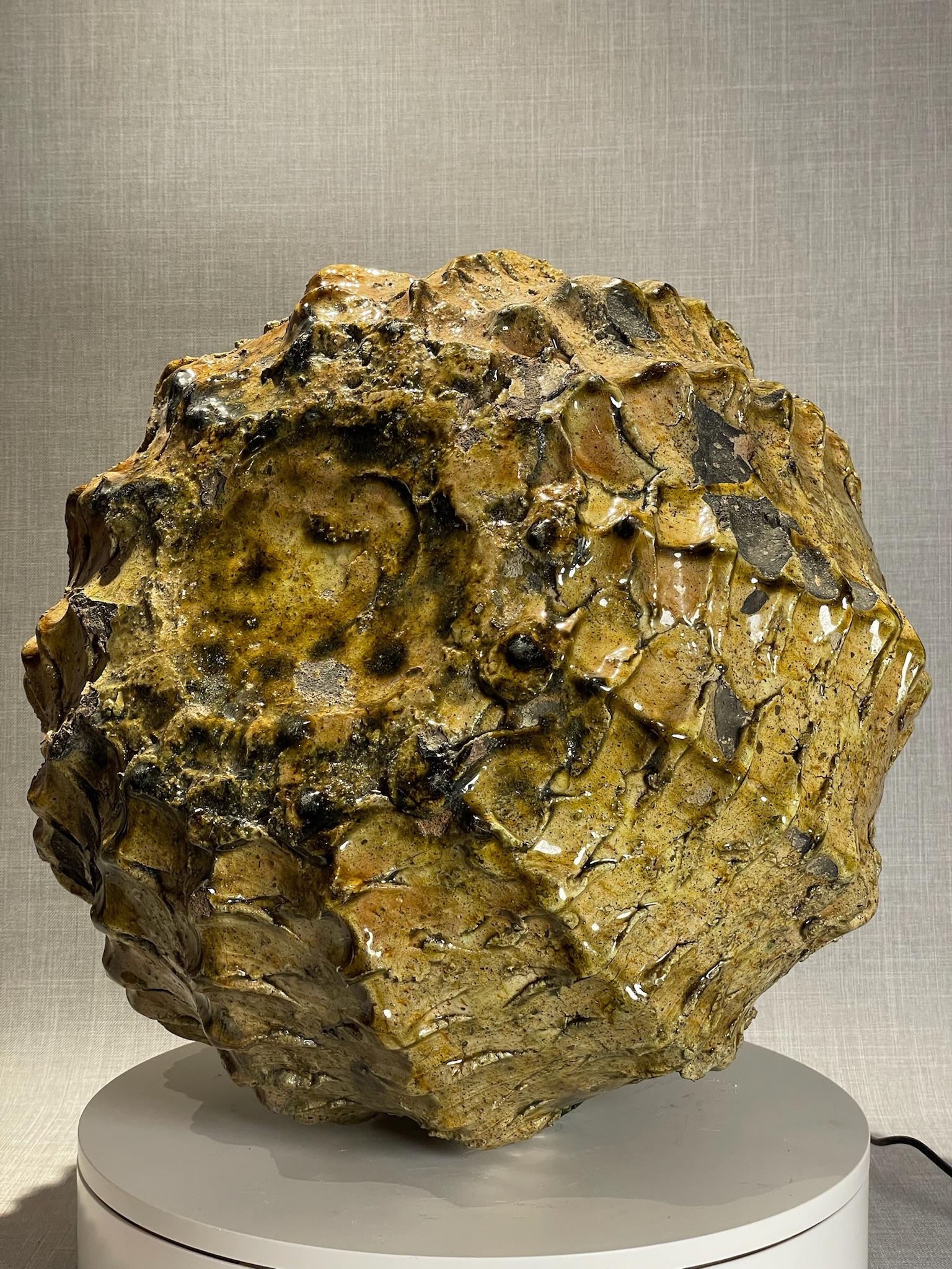 Marokkanische Keramikvase aus der Mitte des Jahrhunderts mit strukturiertem Ocker und dunklen Akzenten im Angebot 6