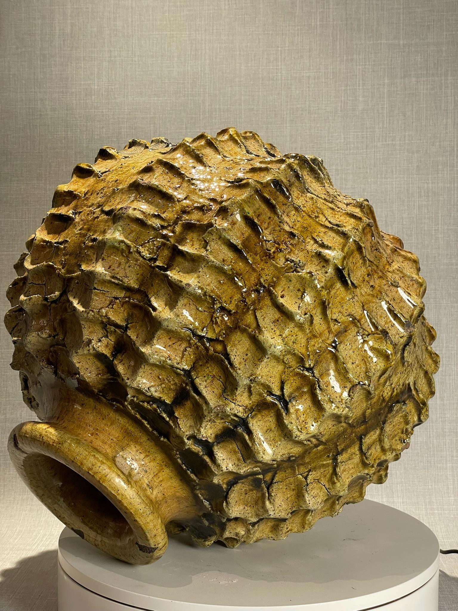 Marokkanische Keramikvase aus der Mitte des Jahrhunderts mit strukturiertem Ocker und dunklen Akzenten im Angebot 7