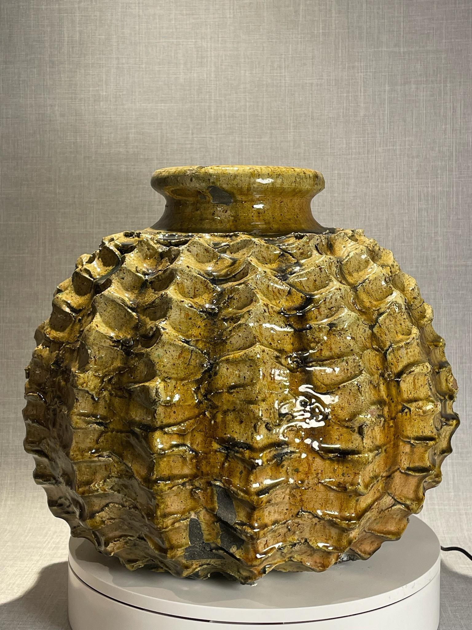 Marokkanische Keramikvase aus der Mitte des Jahrhunderts mit strukturiertem Ocker und dunklen Akzenten (Rustikal) im Angebot