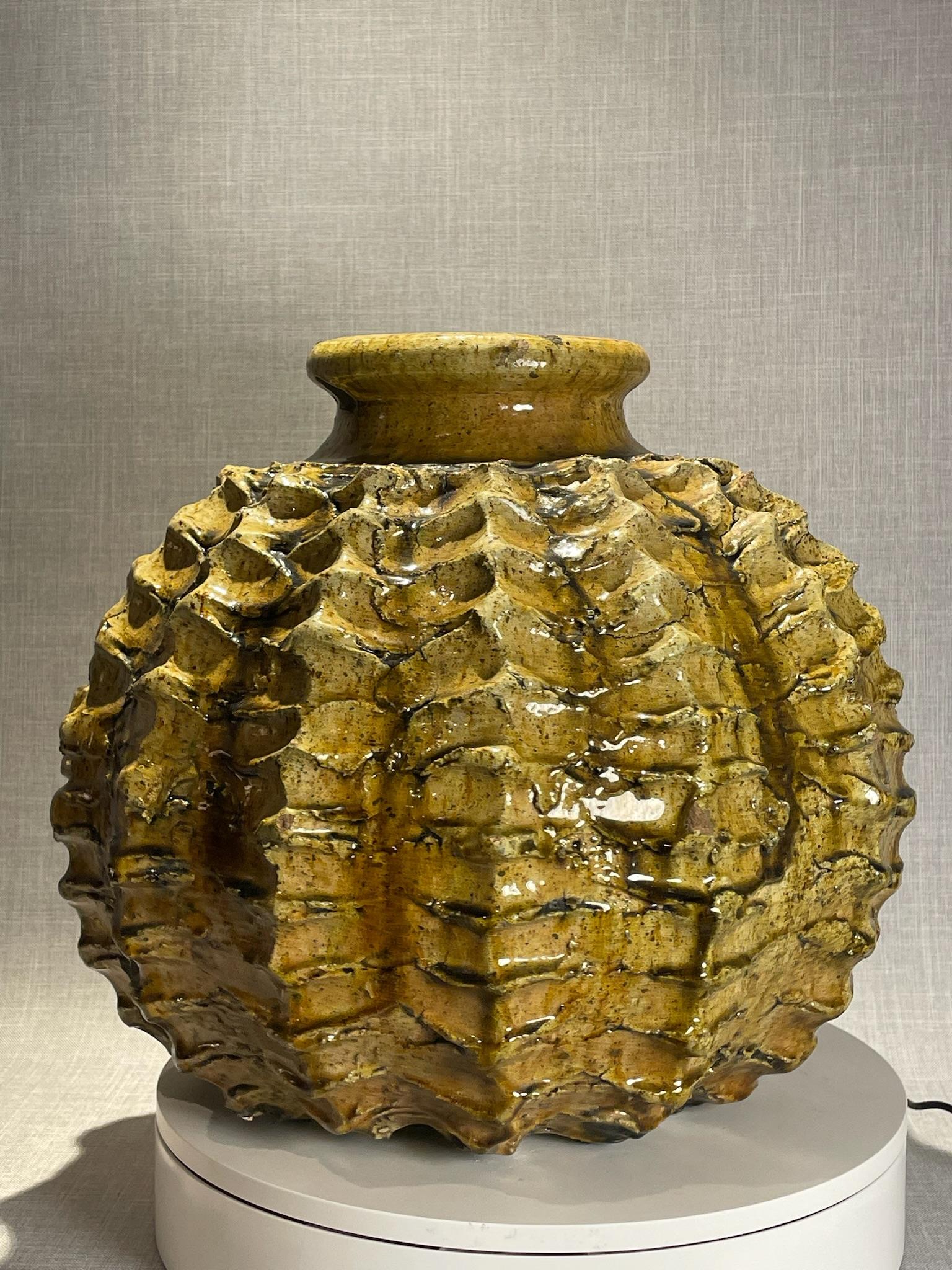 Marokkanische Keramikvase aus der Mitte des Jahrhunderts mit strukturiertem Ocker und dunklen Akzenten (Handgefertigt) im Angebot