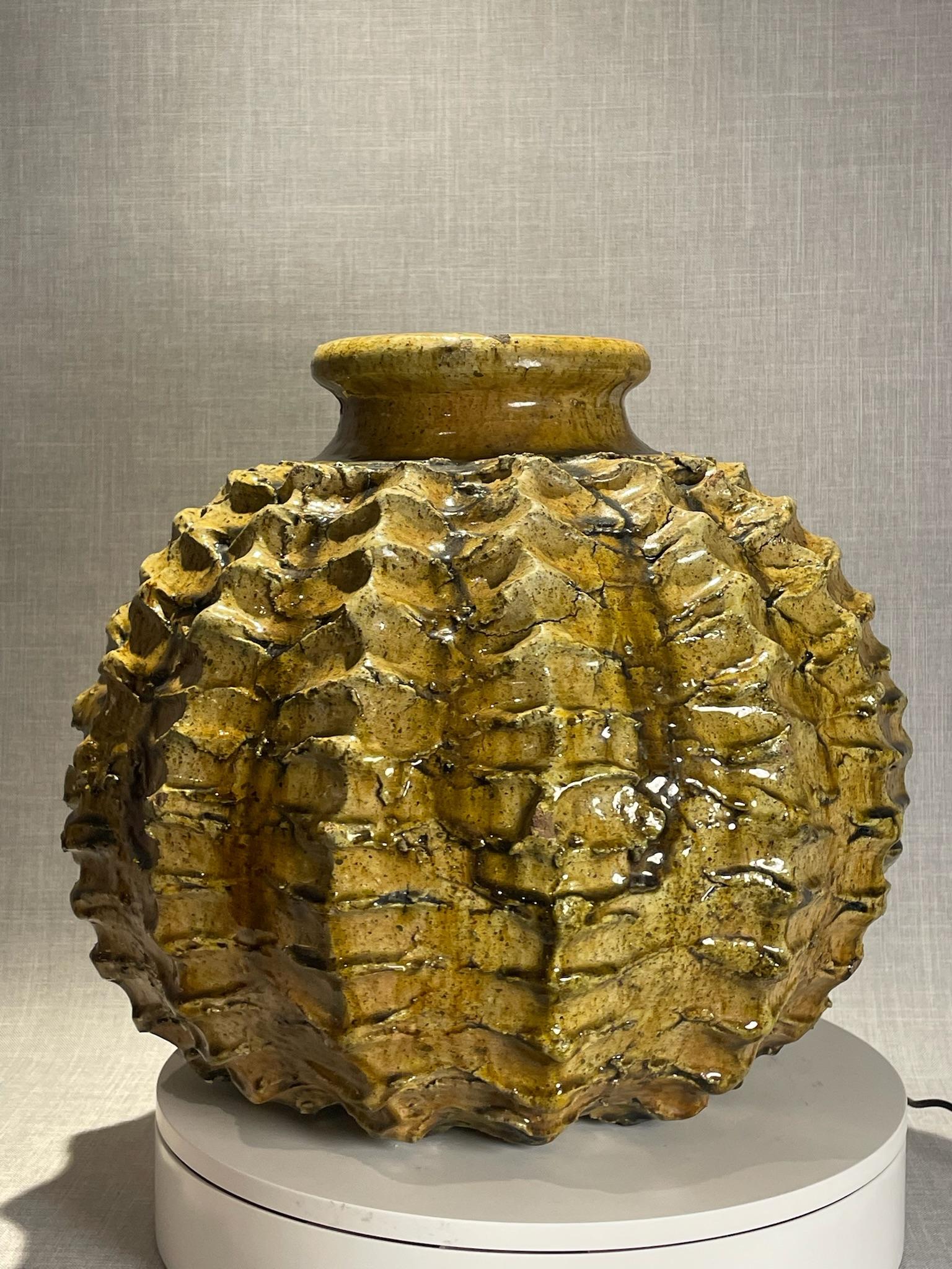 Marokkanische Keramikvase aus der Mitte des Jahrhunderts mit strukturiertem Ocker und dunklen Akzenten im Zustand „Gut“ im Angebot in West Hollywood, CA