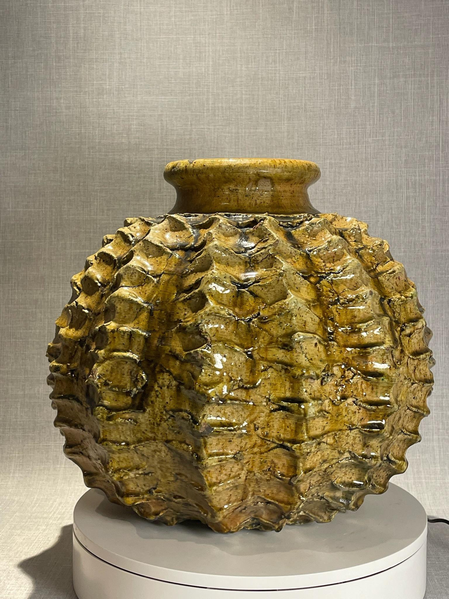 Marokkanische Keramikvase aus der Mitte des Jahrhunderts mit strukturiertem Ocker und dunklen Akzenten (20. Jahrhundert) im Angebot