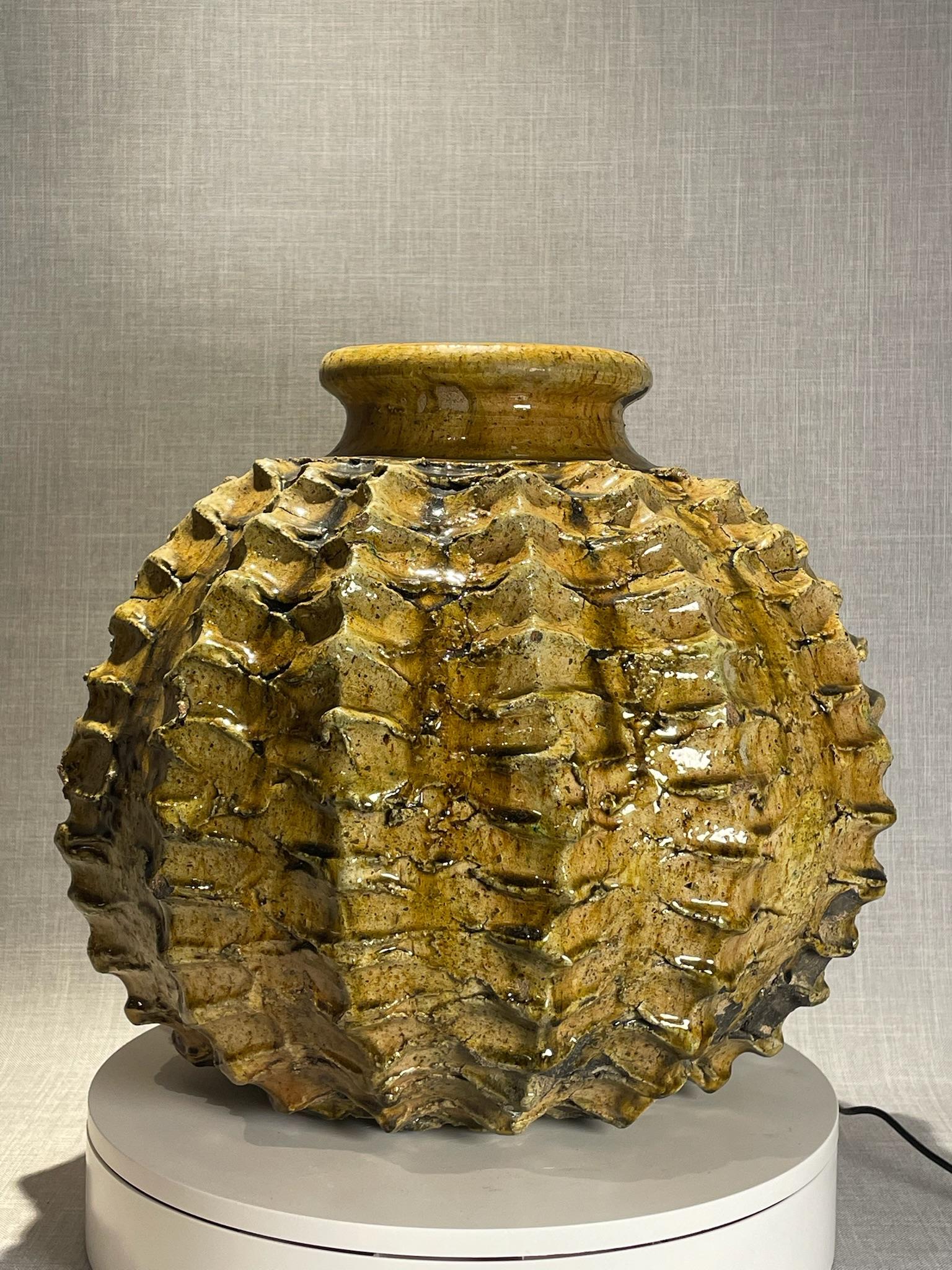 Marokkanische Keramikvase aus der Mitte des Jahrhunderts mit strukturiertem Ocker und dunklen Akzenten im Angebot 1