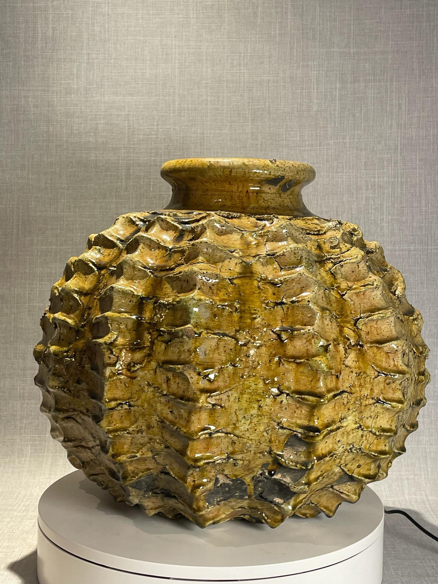 Marokkanische Keramikvase aus der Mitte des Jahrhunderts mit strukturiertem Ocker und dunklen Akzenten im Angebot 2