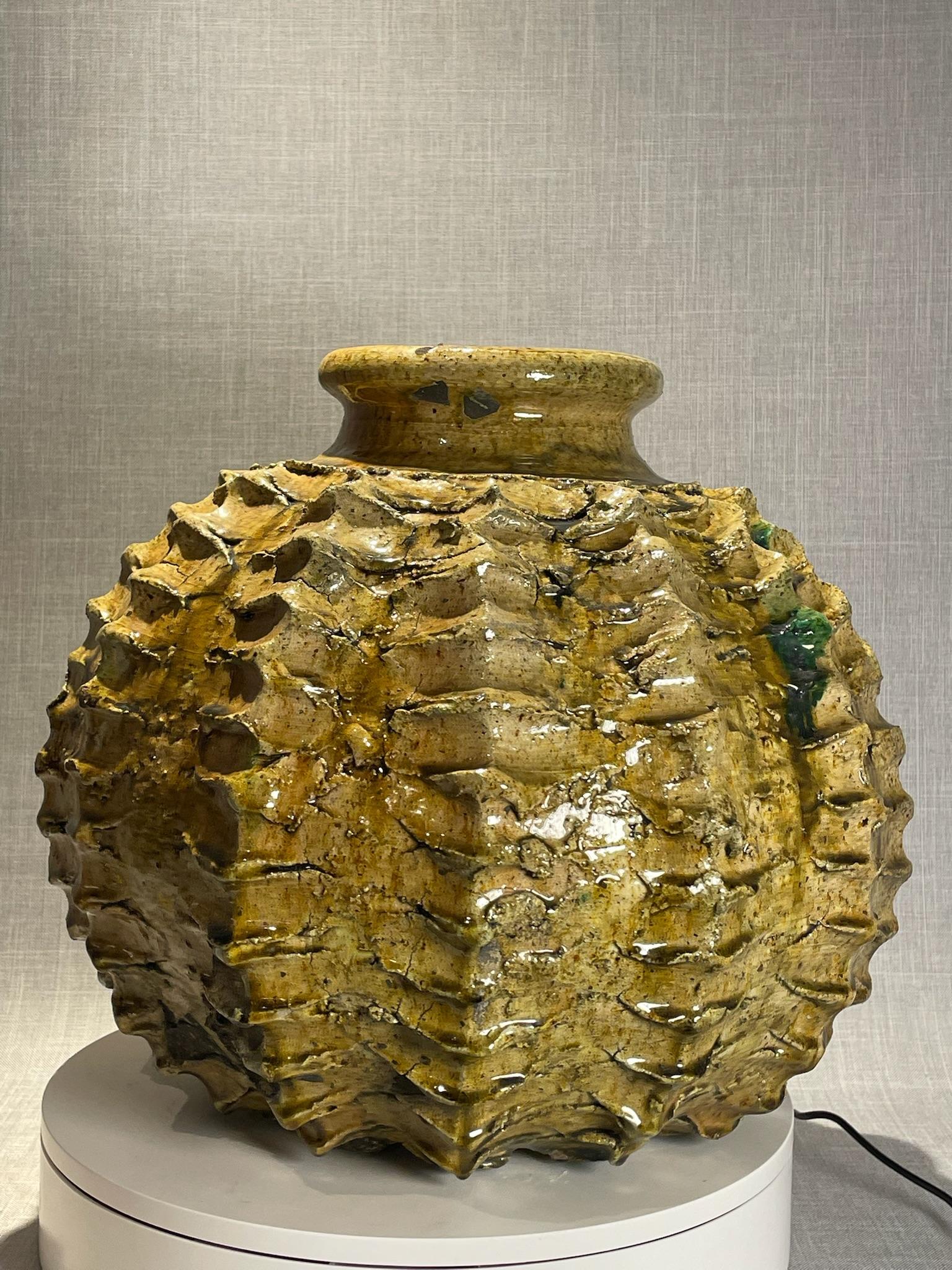 Marokkanische Keramikvase aus der Mitte des Jahrhunderts mit strukturiertem Ocker und dunklen Akzenten im Angebot 3