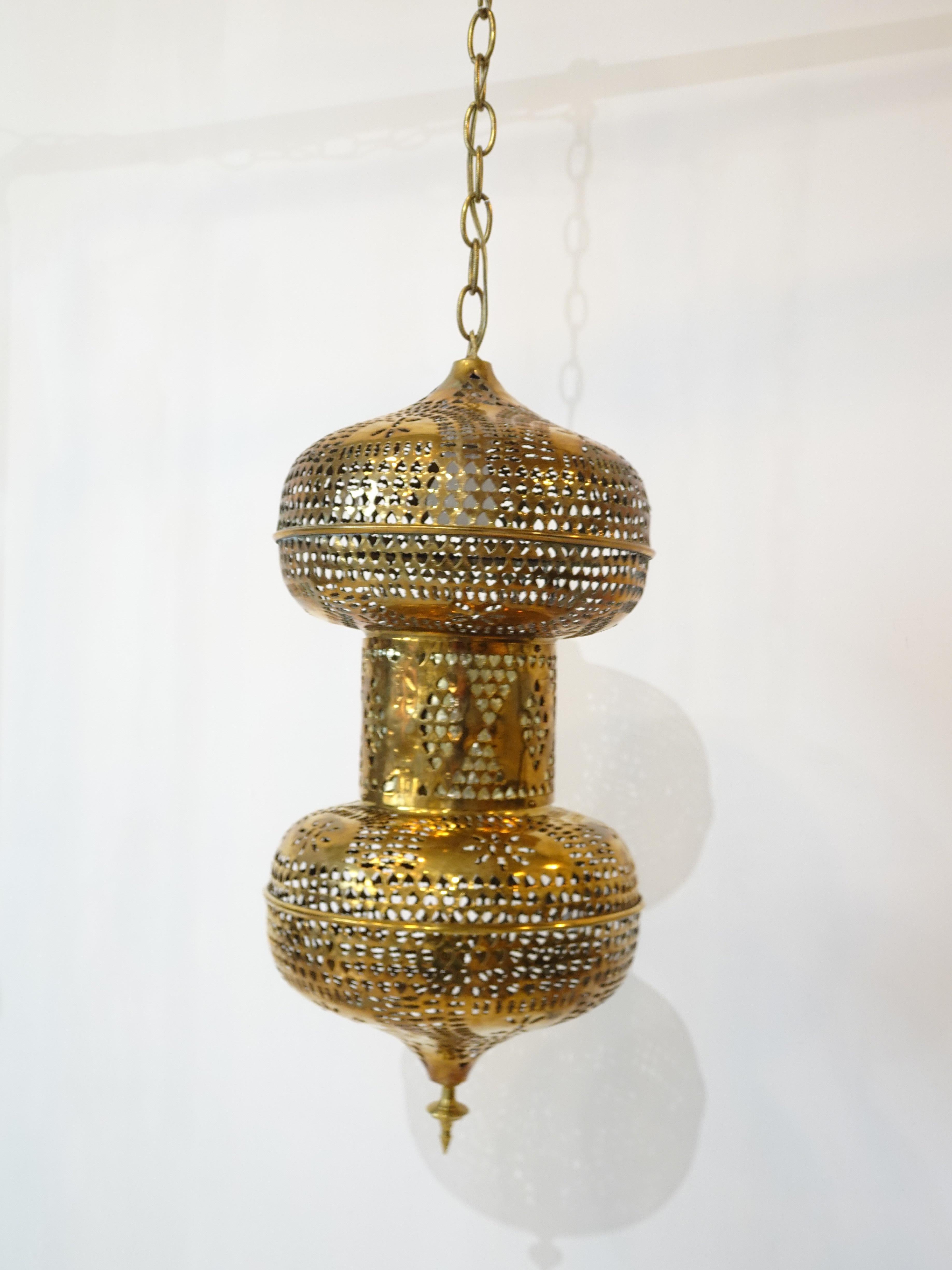 Hängelampenlampe aus Messing im marokkanischen Stil, Mitte des Jahrhunderts im Angebot 3