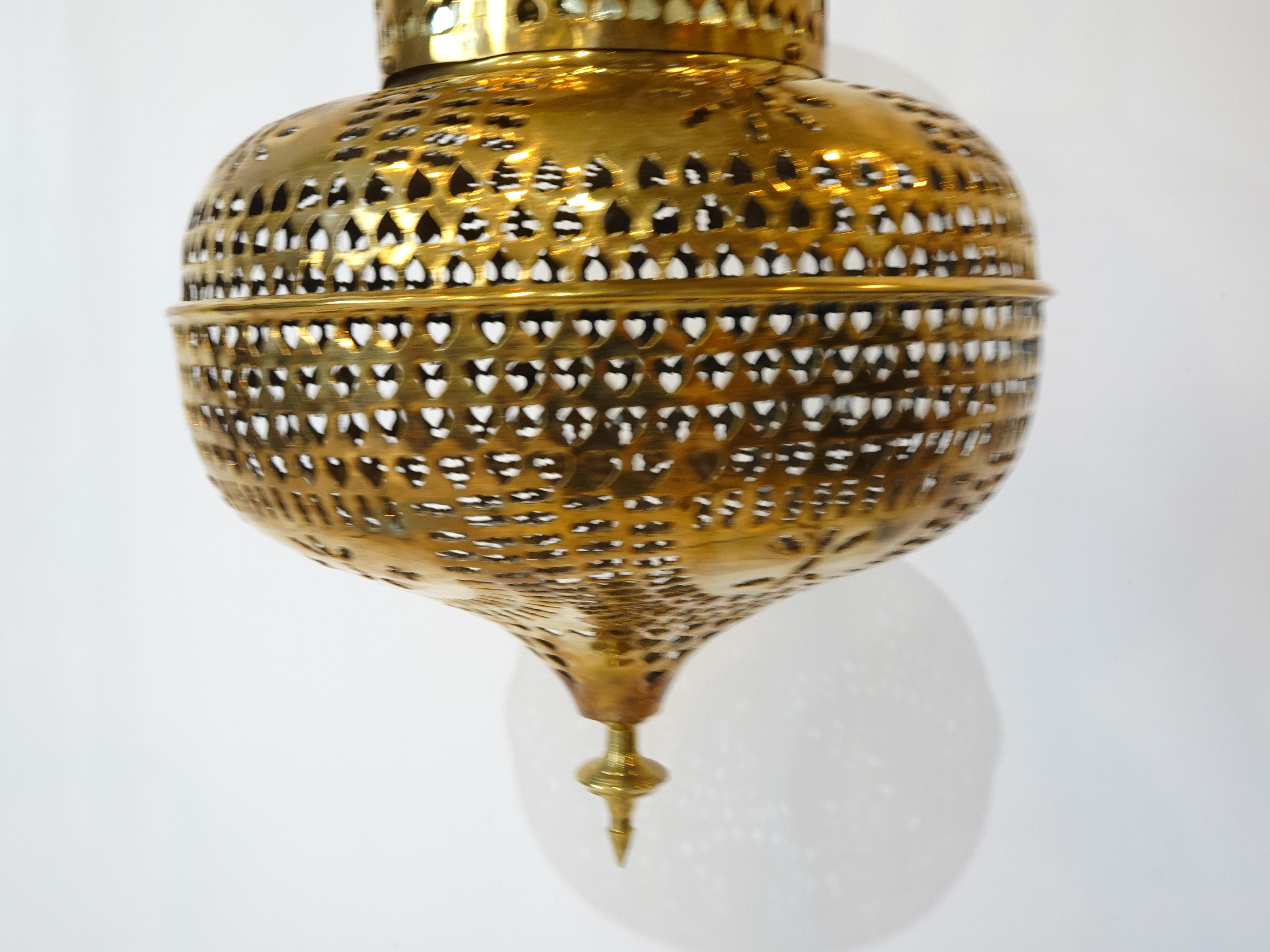 Hängelampenlampe aus Messing im marokkanischen Stil, Mitte des Jahrhunderts (Unbekannt) im Angebot