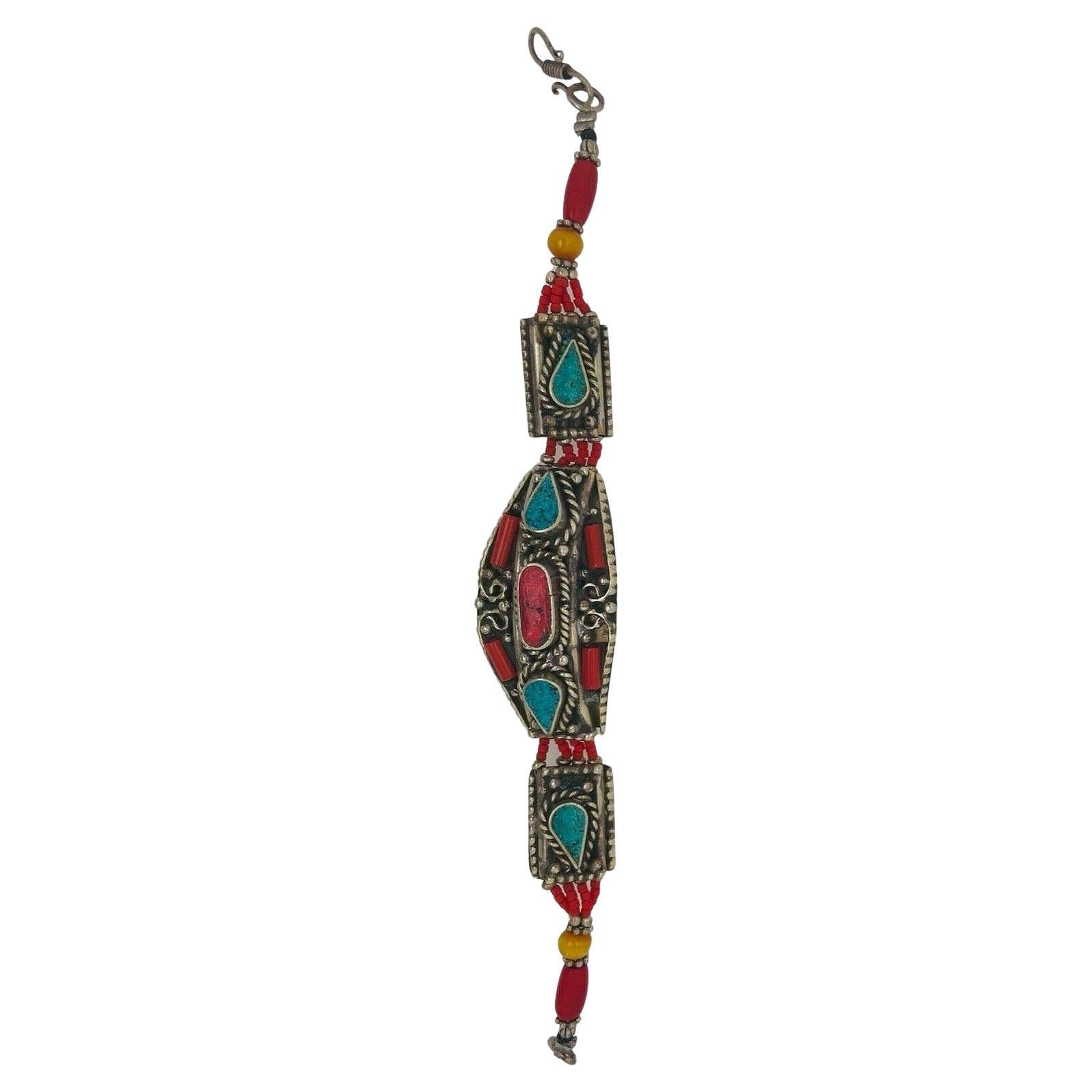 Bracelet tribal marocain du milieu du siècle en argent avec turquoises et pierres rouges
