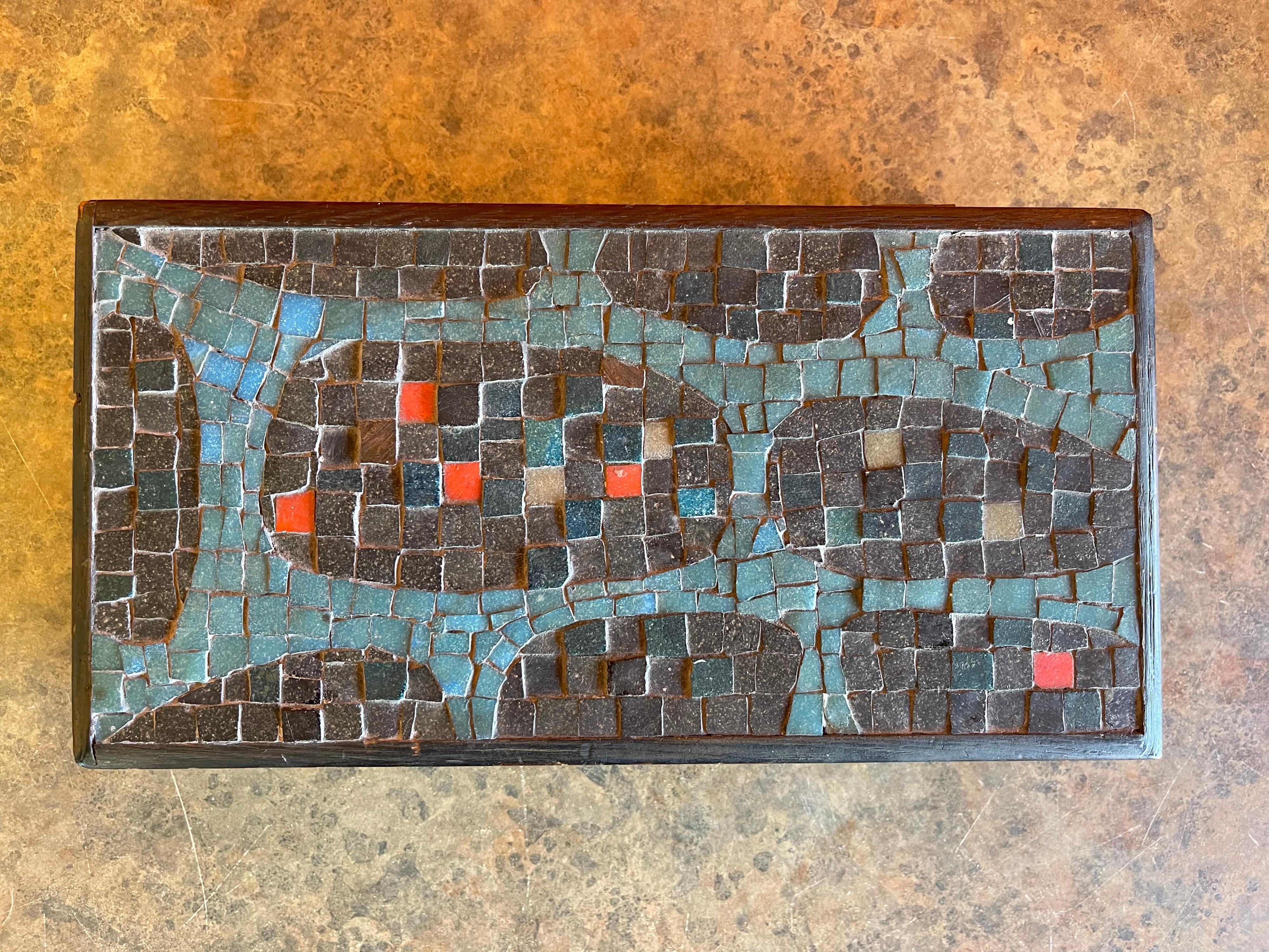 Schachtel aus Mosaik und Holz mit Deckel aus der Mitte des Jahrhunderts (amerikanisch) im Angebot