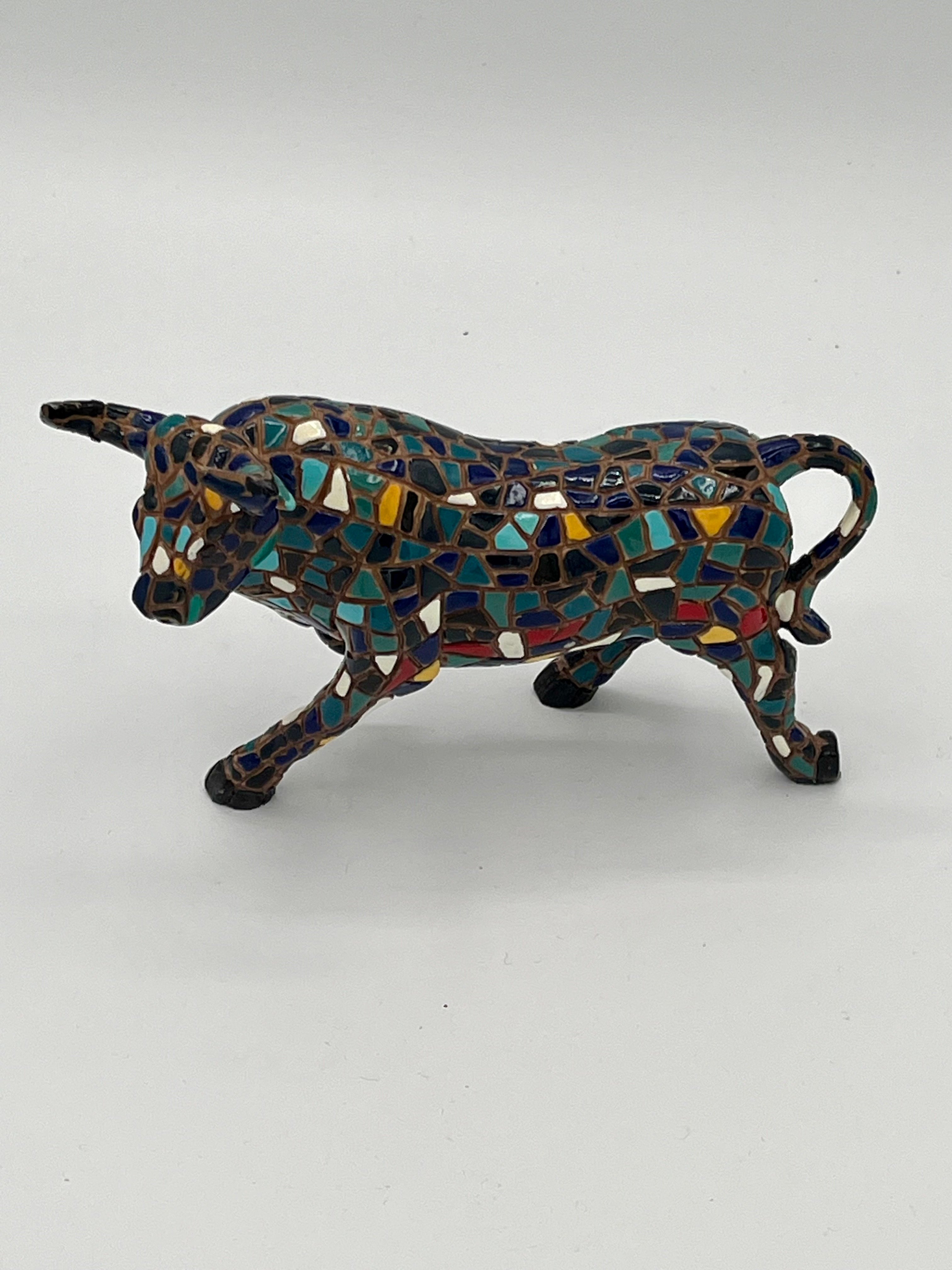 Taureau en mosaïque de céramique du milieu du siècle dans le style de Genaro Alvarez. Sujet d'époque et couleurs magnifiques. Une fabrication artisanale à l'attrait intemporel.
