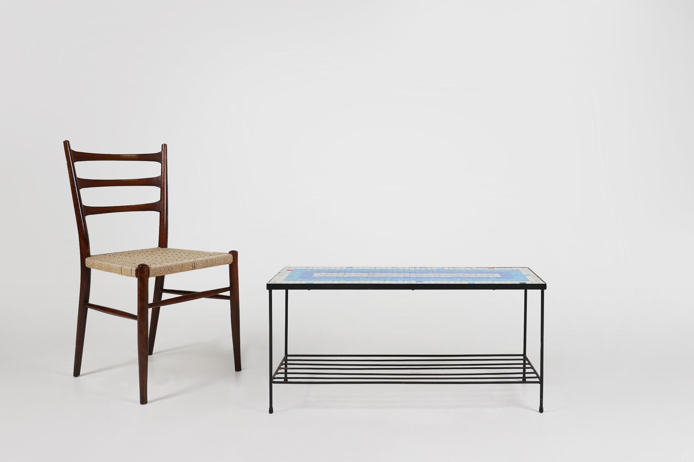 France / 1950 / table basse / métal, céramique / Mid-century / Vintage

Table basse vintage en mosaïque avec une solide structure en métal noir et un plateau en carreaux de céramique. Les petits carreaux de céramique aux couleurs vibrantes bleu,