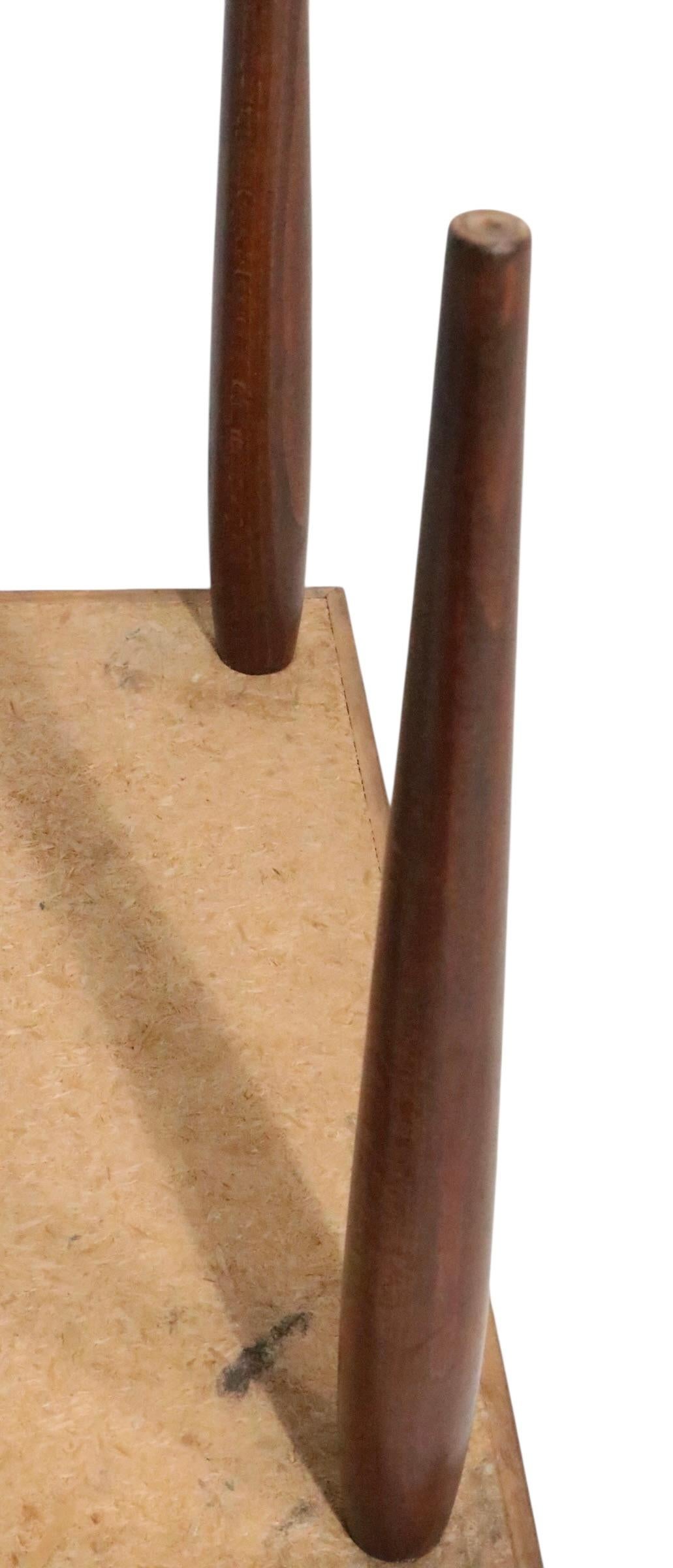 Chic table d'appoint ou de chevet en verre mosaïque fabriquée en Yougoslavie, conçue par George Briard. Cet exemplaire est en très bon état, d'origine, propre et prêt à l'emploi, ne présentant qu'une légère usure cosmétique, normale et conforme à