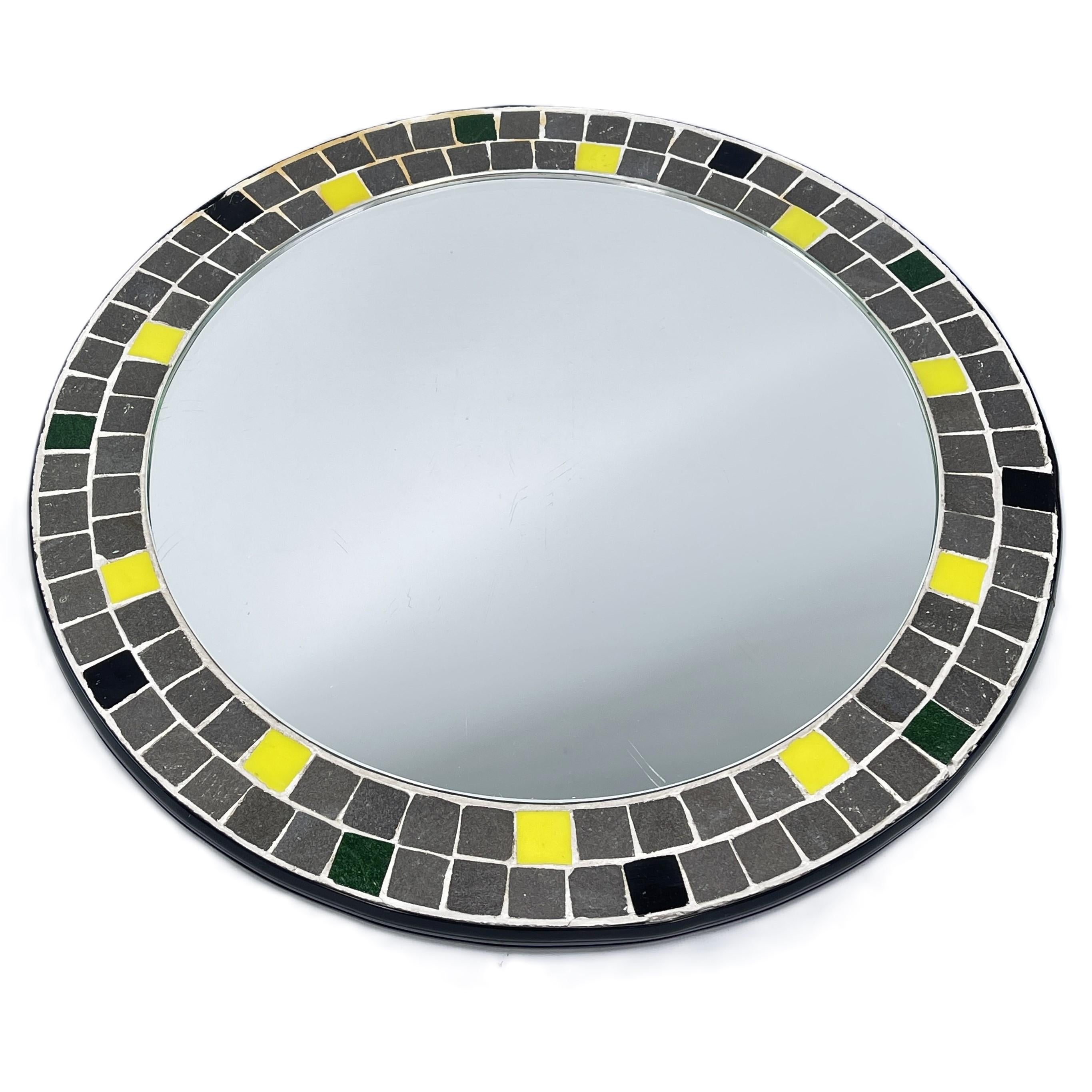MID-CENTURY Mosaik Wandspiegel rund vintage Spiegel 70s

Dem Designer dieses außergewöhnlichen Objekts ist es gelungen, Funktionalität, Design, Stil und Ästhetik zu verbinden. Auch heute noch ist dieser Spiegel ein absoluter Blickfang.

Der