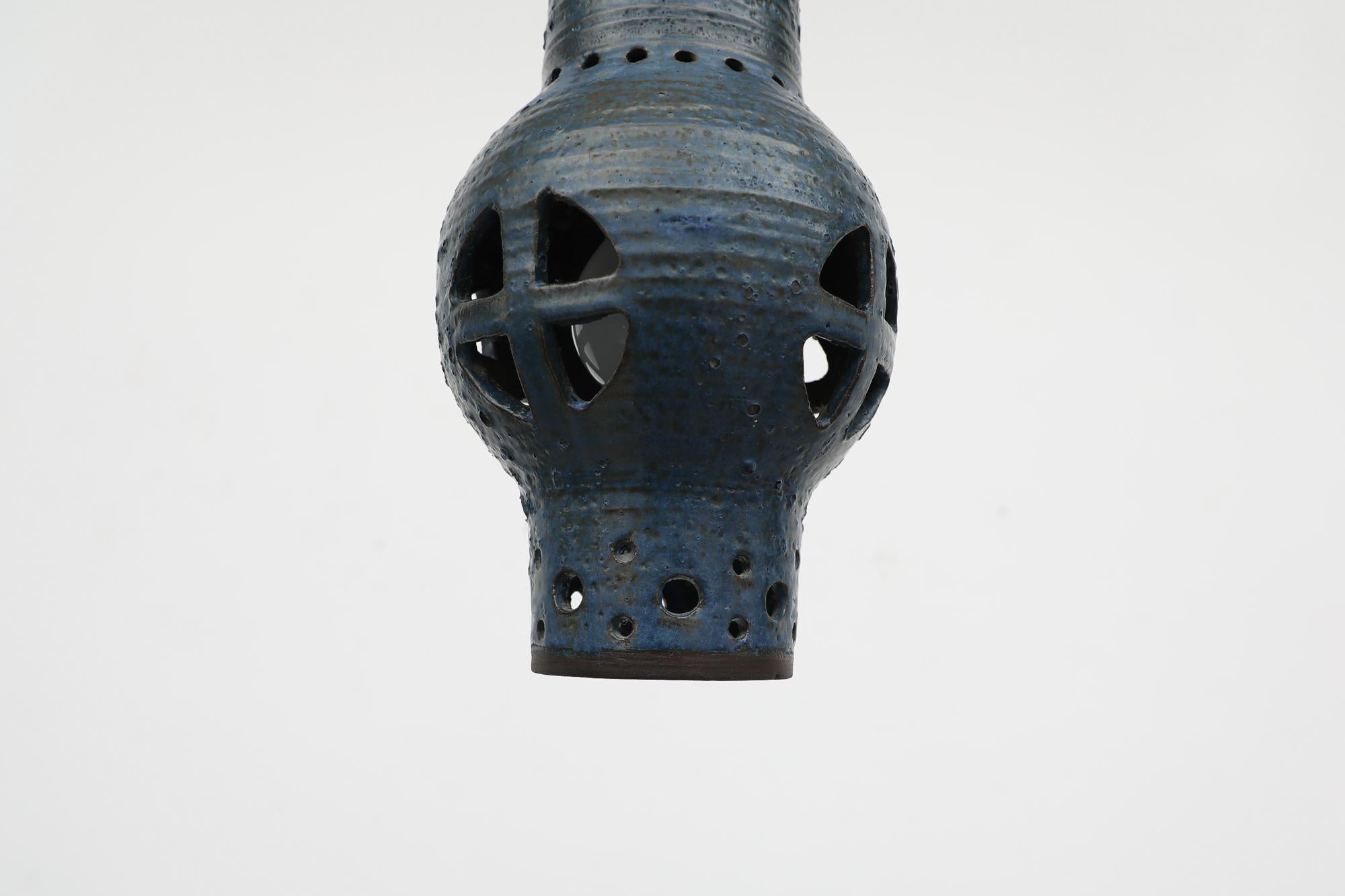 Blaue glasierte Keramik-Hängeleuchte mit Ausschnitten aus der Jahrhundertmitte (Mitte des 20. Jahrhunderts) im Angebot