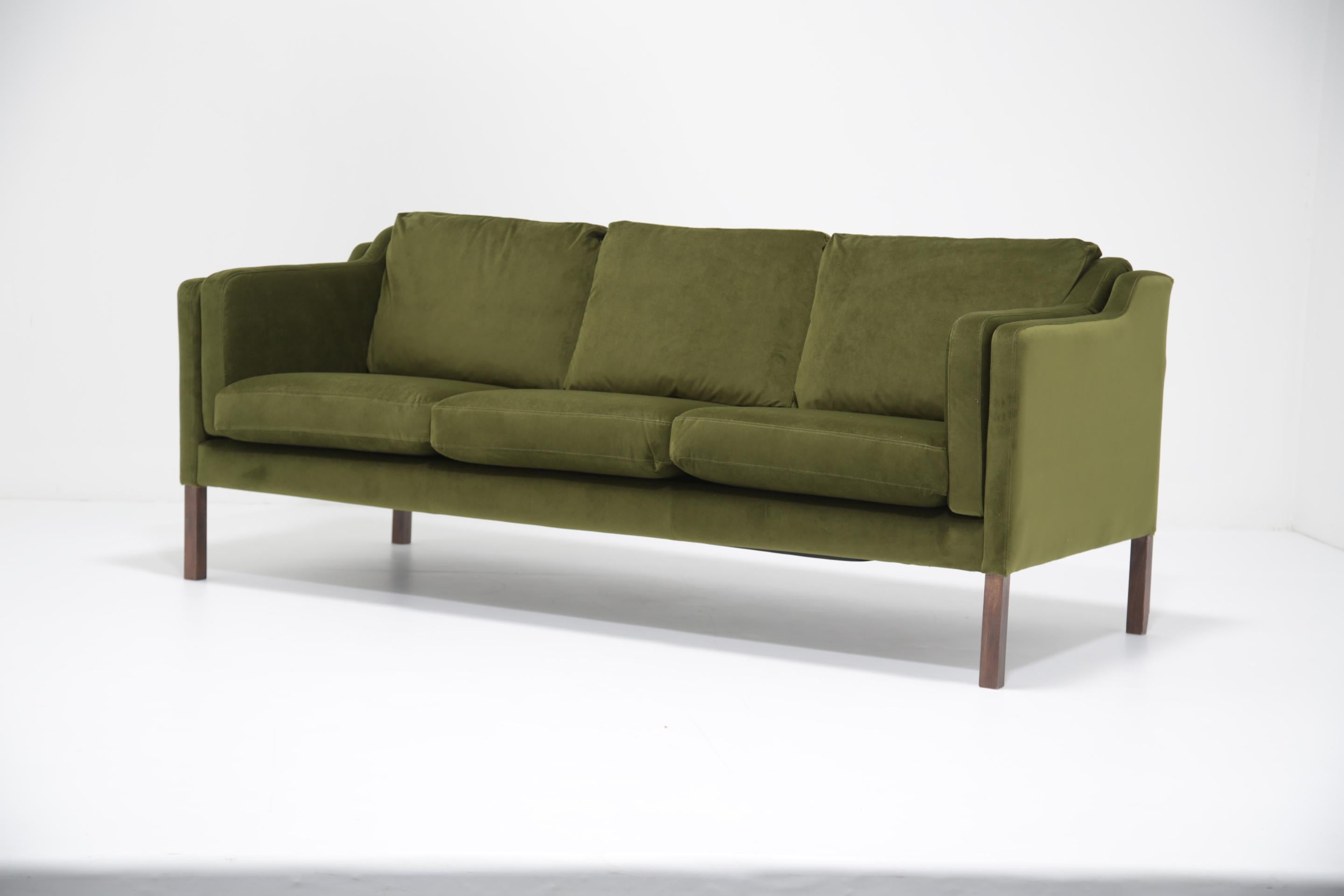 Mid-Century moderno Divano a tre posti in velluto verde muschio 2213 di Borg Mogensen, 1960. in vendita