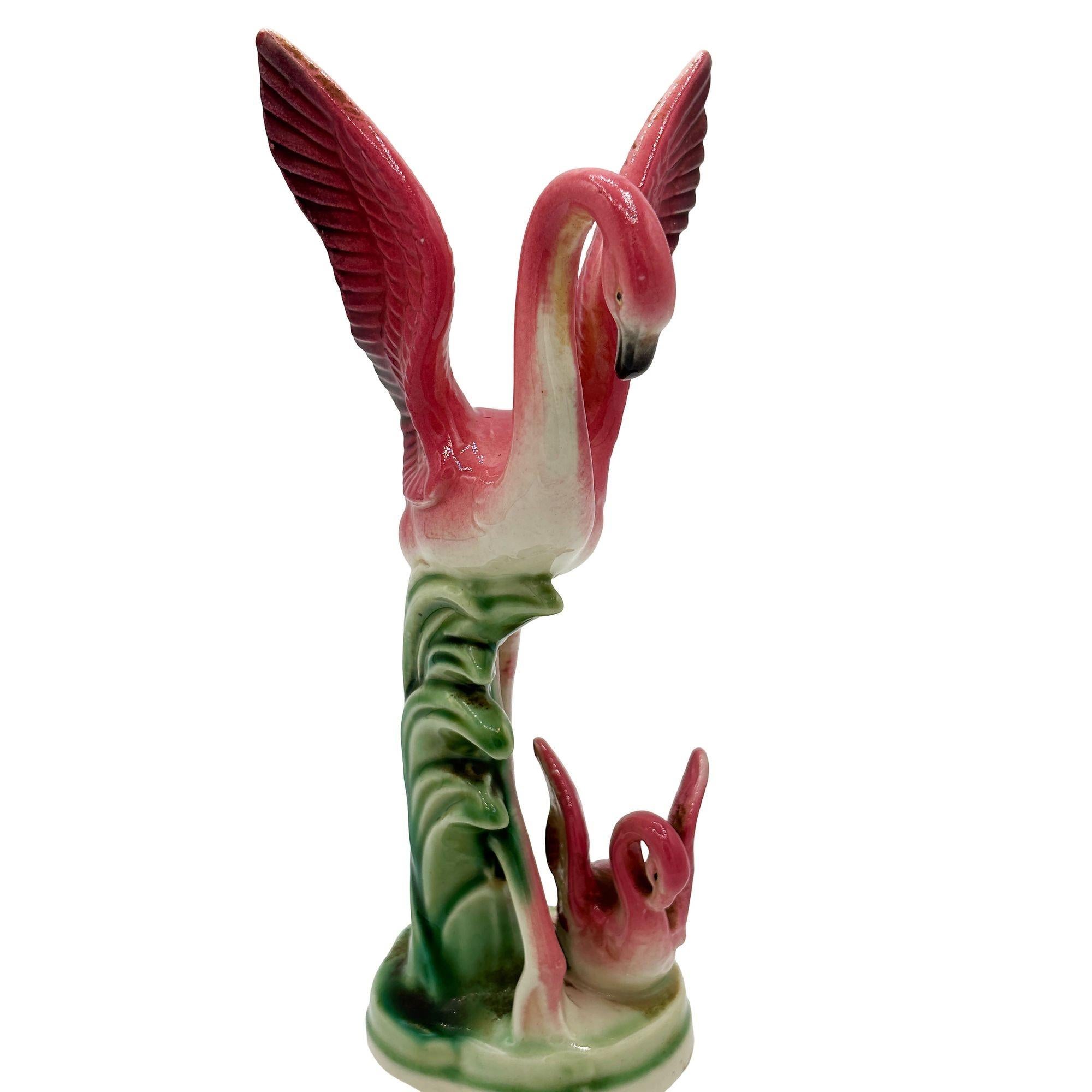 Statua da tavolo di metà secolo in ceramica rosa e verde Mother & Child di Leftons. La statua raffigura una madre e una figlia rosa splendidamente dettagliate che riposano su un campo erboso. La finitura lucida mette in risalto i ricchi accenti