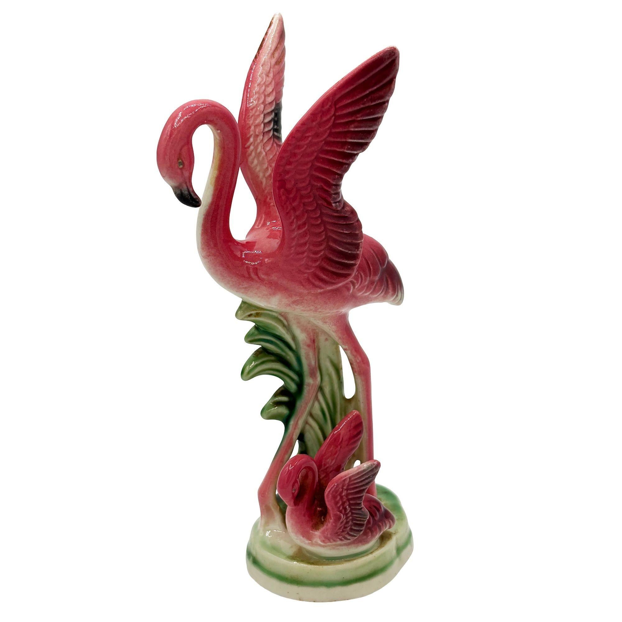 Mid-Century moderno Statua da tavolo in ceramica di metà secolo Mother & Child Pink Flamingo by Leftons in vendita