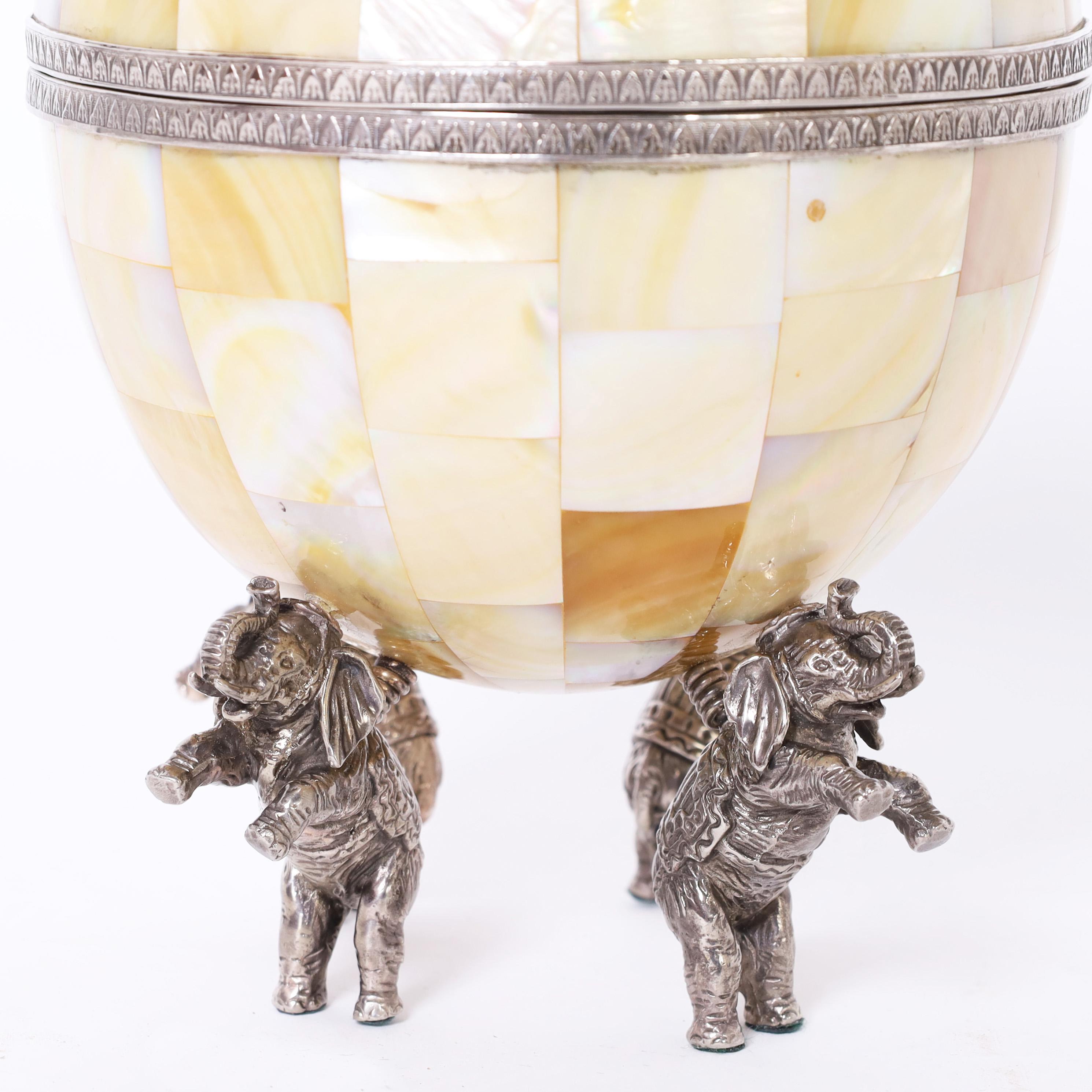 Boîte en forme d'œuf en nacre du milieu du siècle avec éléphants Bon état à Palm Beach, FL