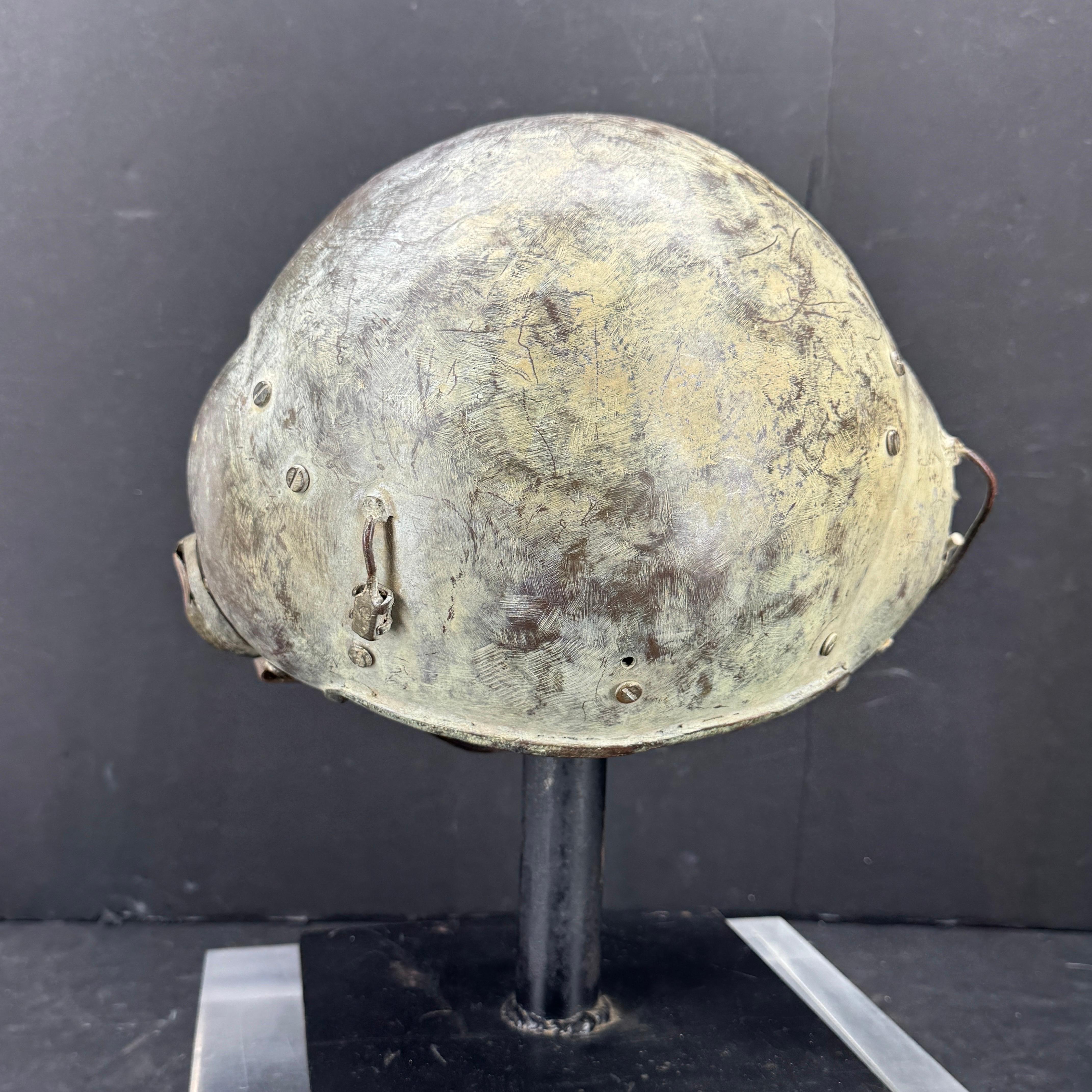 Escultura de bronce montada de mediados de siglo Casco militar de piloto en venta 2