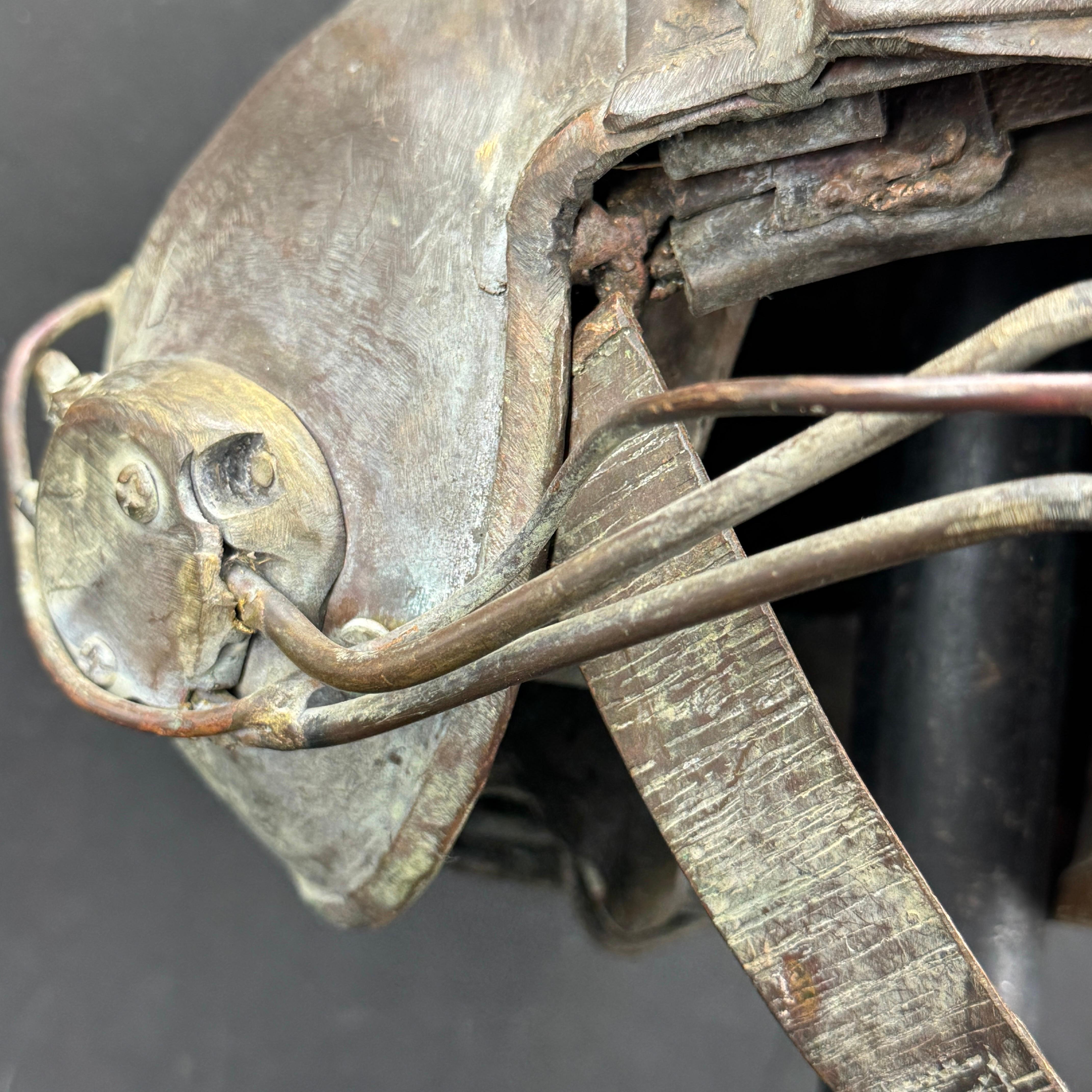 Escultura de bronce montada de mediados de siglo Casco militar de piloto en venta 3