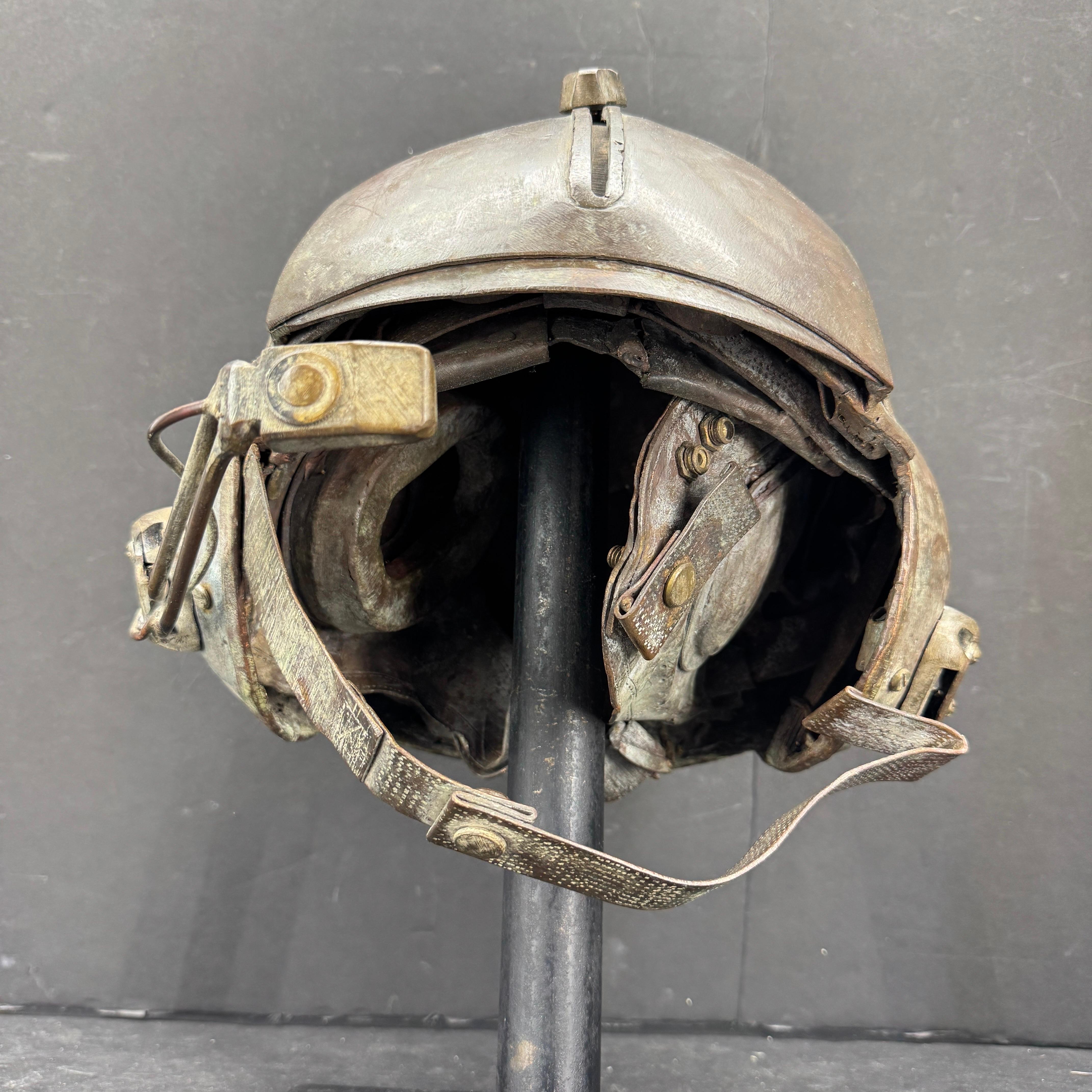 Escultura de bronce montada de mediados de siglo Casco militar de piloto en venta 4