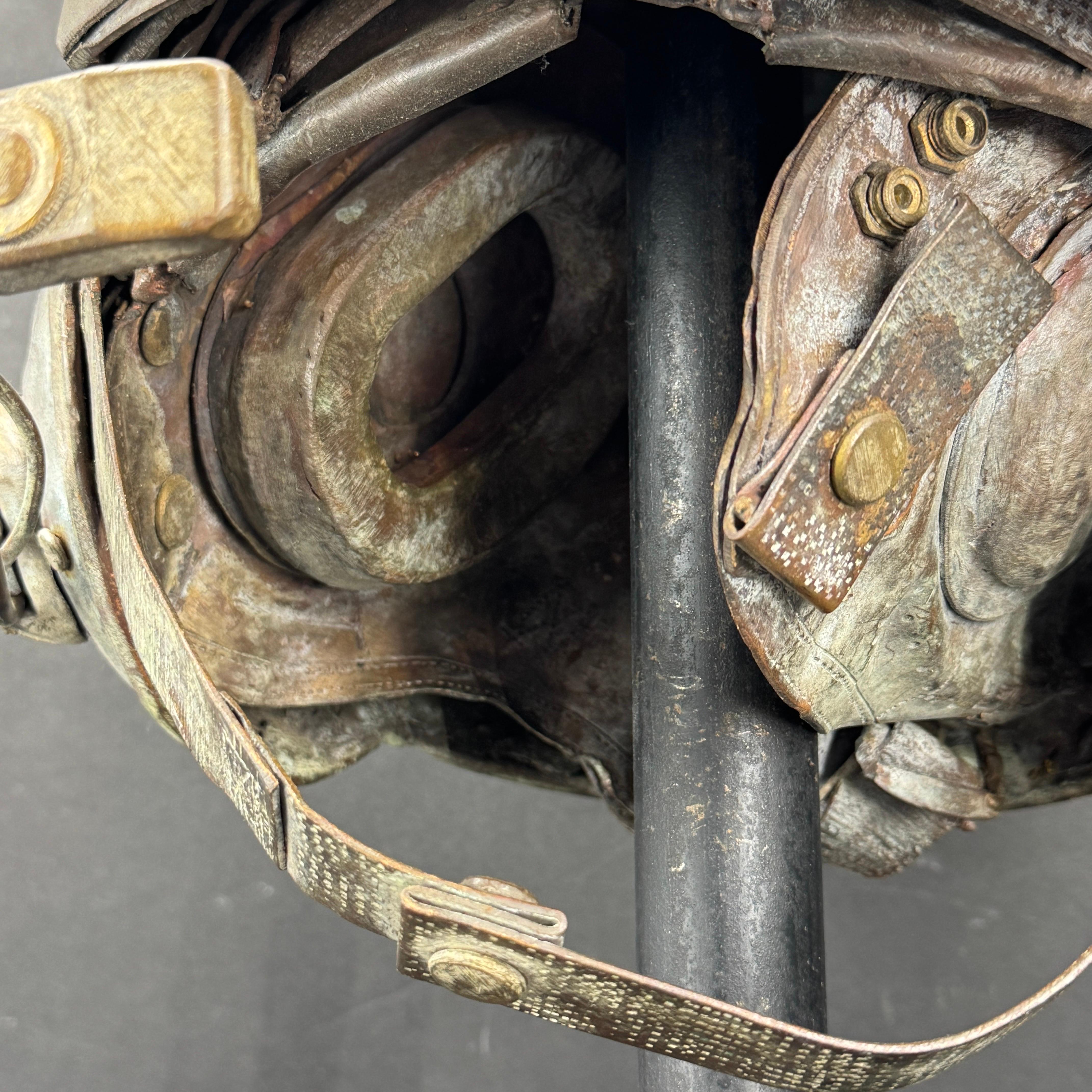 Escultura de bronce montada de mediados de siglo Casco militar de piloto en venta 6